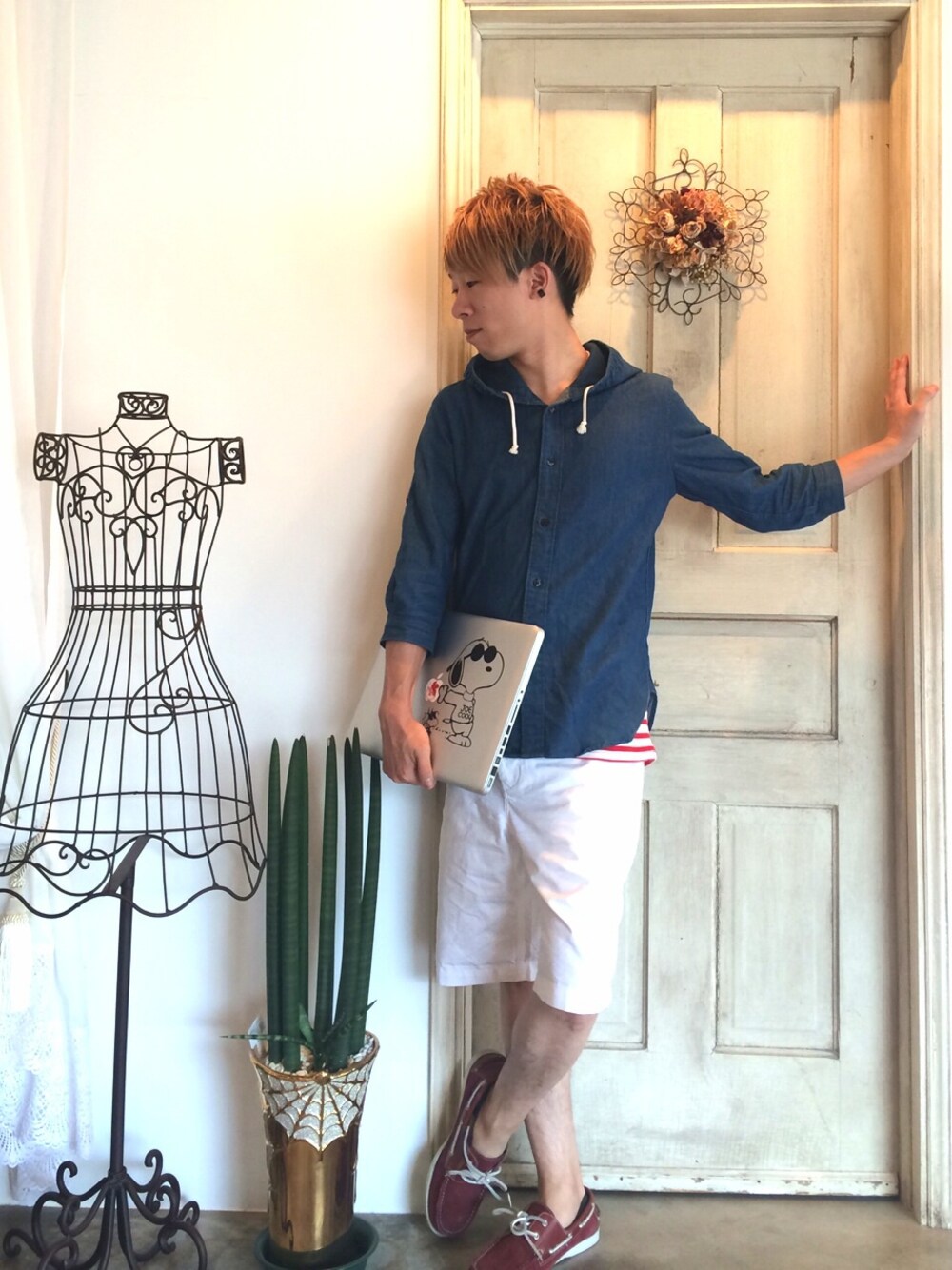 「ちょっとそこまで、ハーフパンツ、青×赤、春のレジャースタイル」｜「デッキシューズ（その他シューズ、レッド系）」を使った、さぼさん（メンズ・165cm）の春コーディネートの1枚目の写真