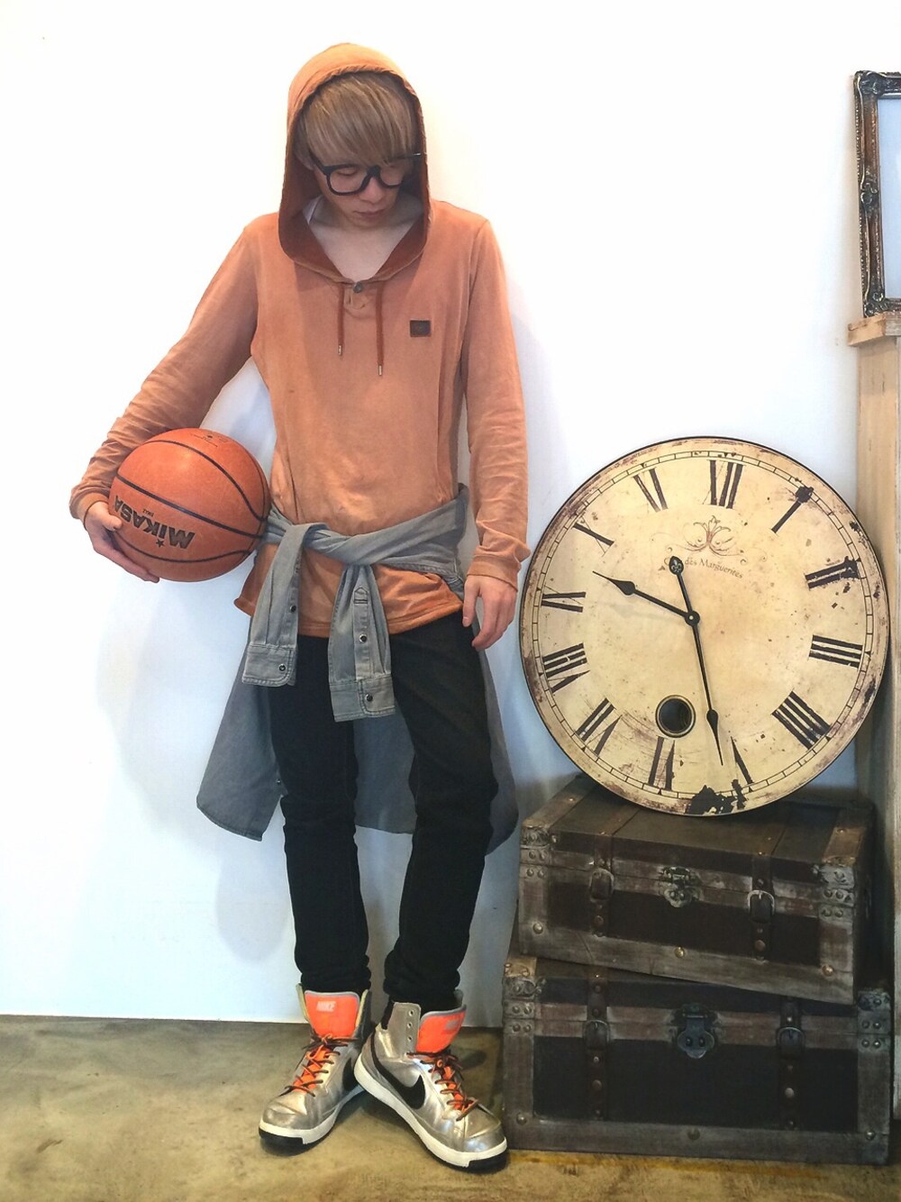 「ハイカットスニーカー、バスケシューズ、黒縁メガネ」｜「アラレちゃんメガネ（メガネ、ブラック系）」を使った、さぼさん（メンズ・165cm）の春コーディネートの1枚目の写真