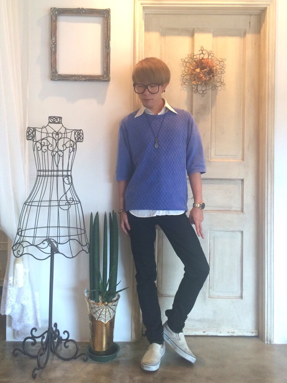 「ネックレス、HARE、ブレスレット、黒縁メガネ、ゴールドアクセ、白シャツ×ニット」｜「WEGOのWEGO/ケーブルケミカル5分袖ニット（ニット/セーター、ブルー系）」を使った、さぼさん（メンズ・165cm）の秋コーディネートの1枚目の写真