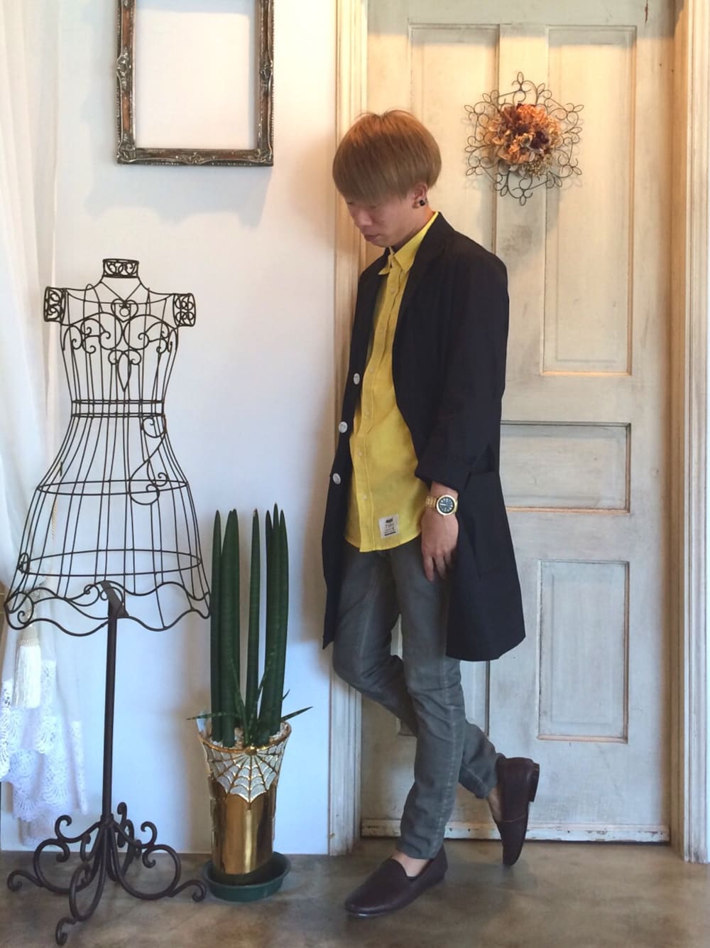 「結婚式二次会スタイル、ゴールドアクセ」｜「WHO'S WHO galleryのΠ【WEB限定価格】ストレッチチェスターコート（ステンカラーコート、ブルー系）」を使った、さぼさん（メンズ・165cm）の秋コーディネートの1枚目の写真