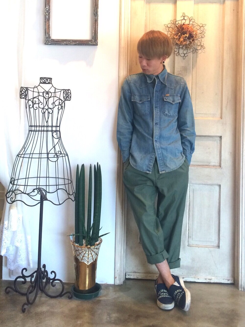 「デニムシャツ」｜「AMERICAN RAG CIEのΠAMERICAN RAG CIE テーパードストレッチパンツ∴（チノパンツ、グリーン系）」を使った、さぼさん（メンズ・165cm）の秋コーディネートの1枚目の写真