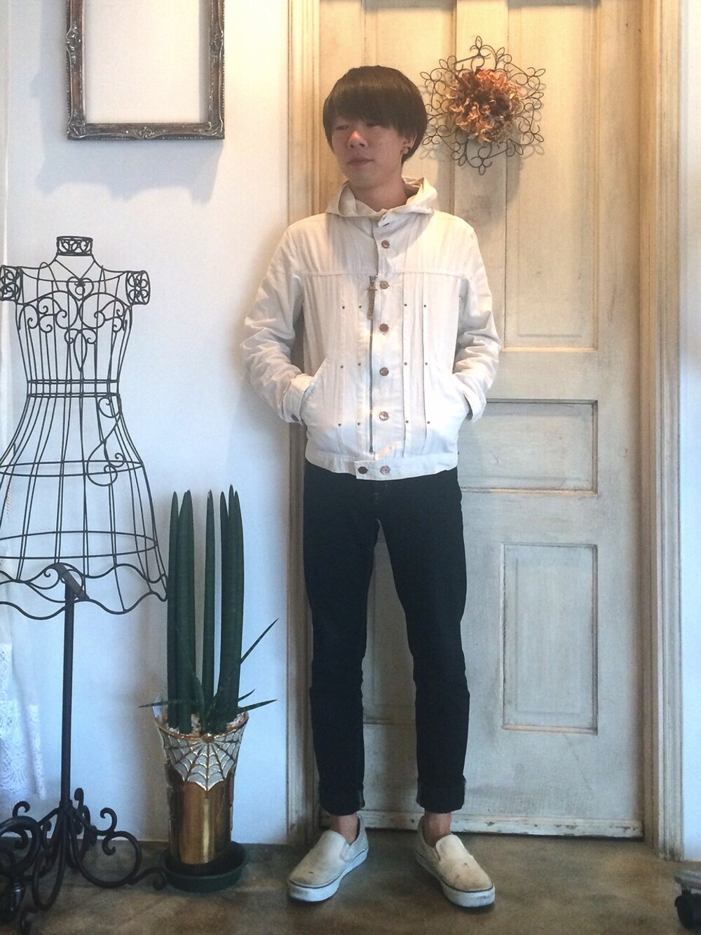 「ブラック×ホワイト、白スニーカー」｜「VANSのVANS SLIP-ON（スリッポン、ホワイト系）」を使った、さぼさん（メンズ・165cm）の秋コーディネートの1枚目の写真