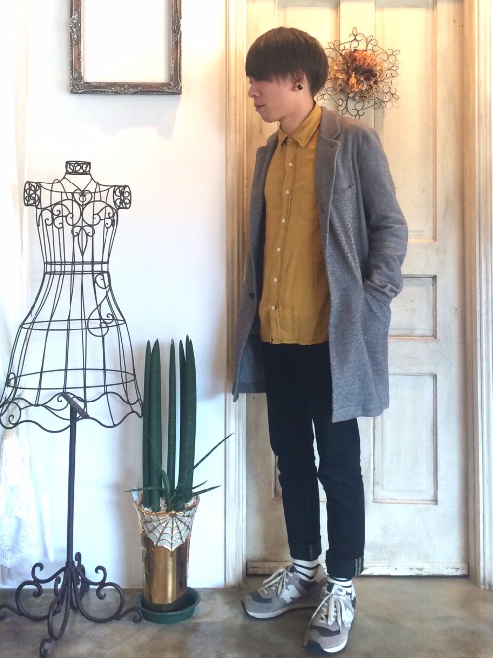 「からし色」｜「MYSELF ABAHOUSEのNEW BALANCE ML574（スニーカー、グレー系）」を使った、さぼさん（メンズ・165cm）の秋コーディネートの1枚目の写真