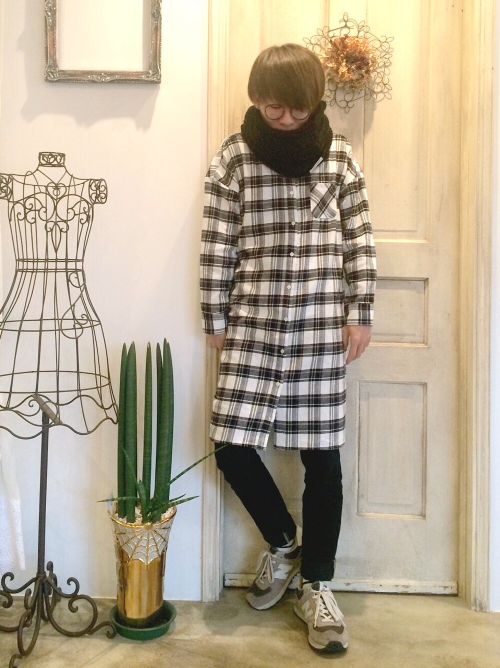 「チェックコート」｜「GLOBAL WORKの【新色追加】ネルチェックシャツワンピース14FW/550258（ワンピース、ホワイト系）」を使った、さぼさん（メンズ・165cm）の秋コーディネートの1枚目の写真