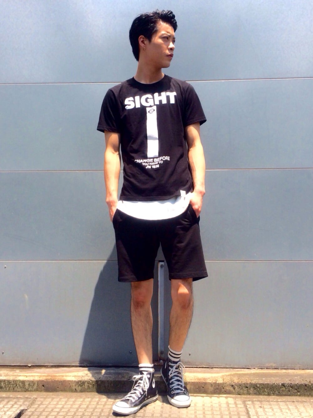 ブラック系のTシャツ/カットソー、ホワイト系のタンクトップ、ブラック系のスニーカーを着用したメンズの夏コーディネートの1枚目の写真