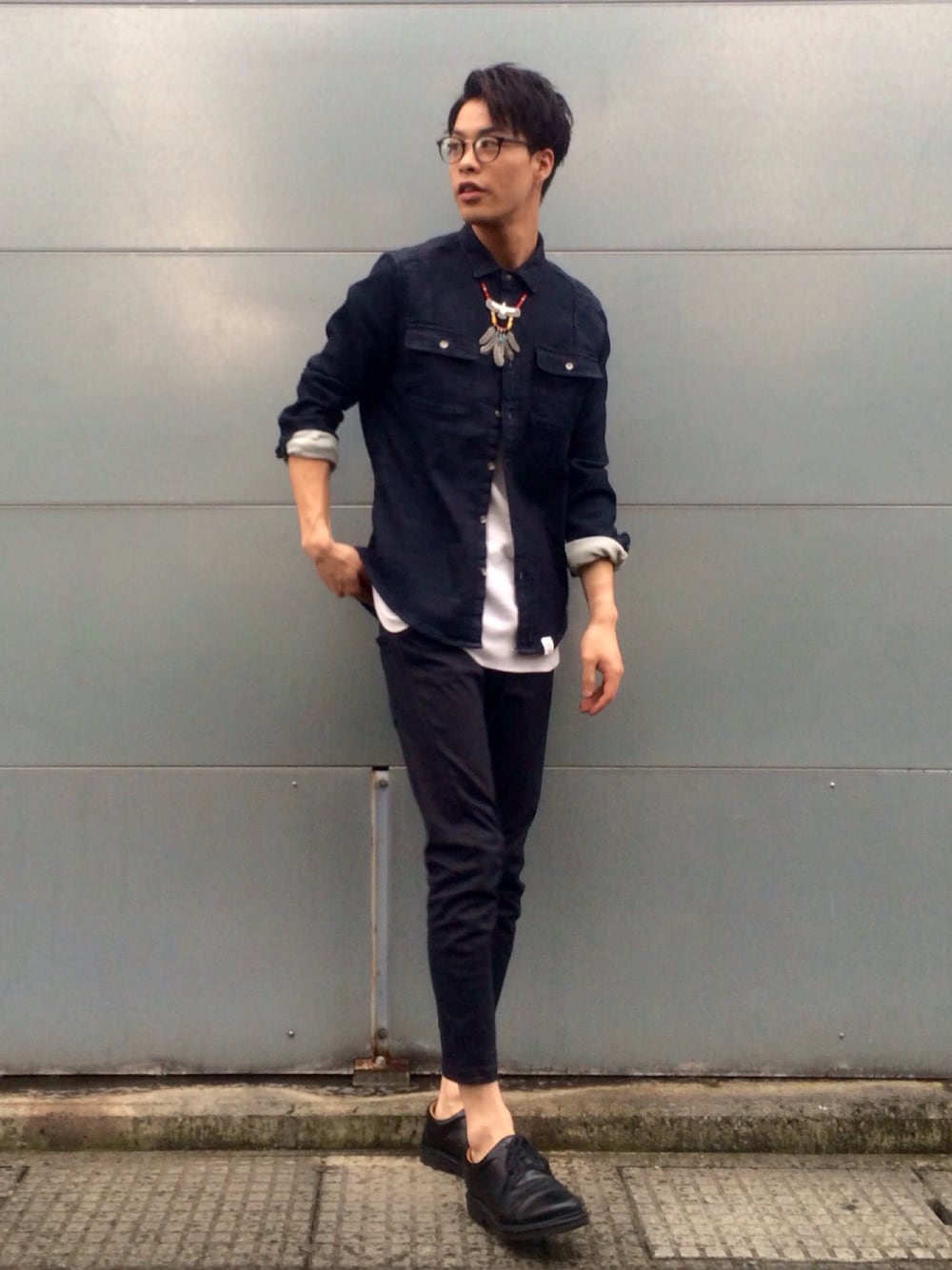 ブルー系のシャツ/ブラウス、ブルー系のデニムパンツ、シルバー系のネックレスを着用したメンズの秋コーディネートの1枚目の写真