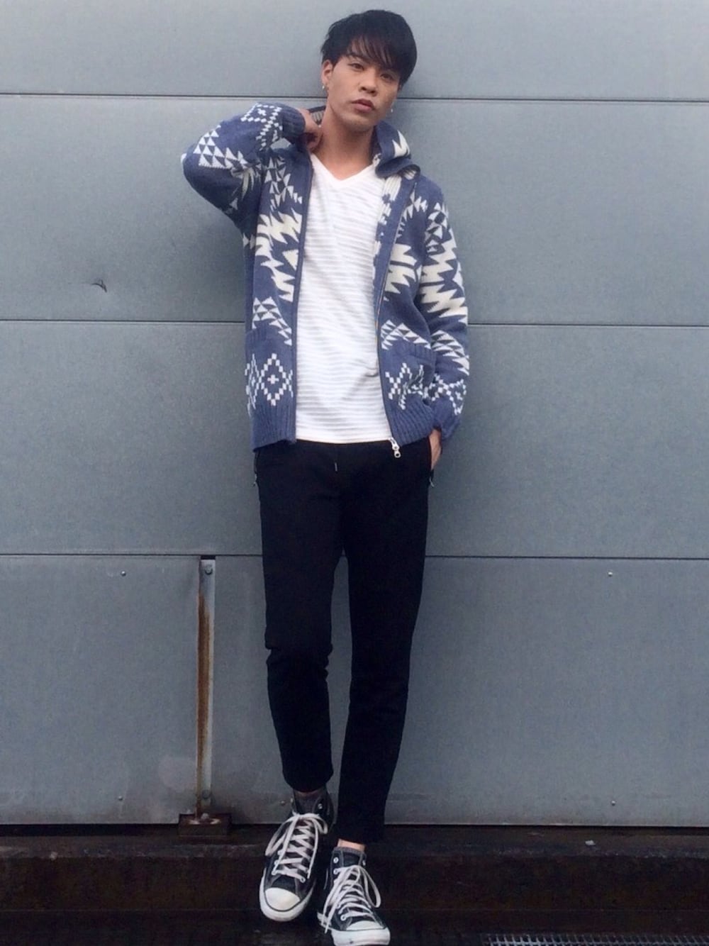 ブルー系のパーカー、ホワイト系のTシャツ/カットソー、ブラック系のその他パンツを着用したメンズの秋コーディネートの1枚目の写真