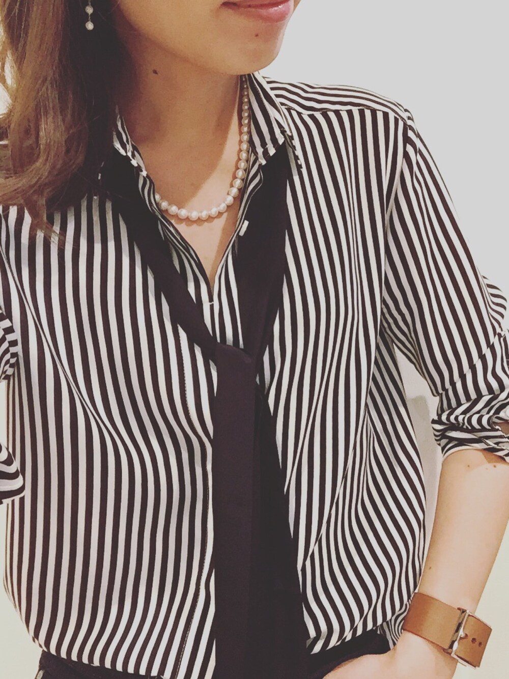「オトナ女子、シャツ、パール、ネクタイ」｜「Deuxieme Classeのアイテム（ネクタイ、ブラック系）」を使った、yuki♡さん（レディース・158cm）の秋コーディネートの1枚目の写真