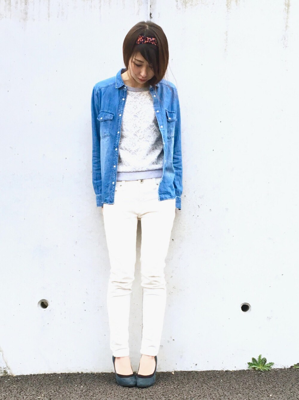 ブルー系のシャツ/ブラウス、ホワイト系のその他パンツ、グリーン系のパンプスを着用したレディースの春コーディネートの1枚目の写真