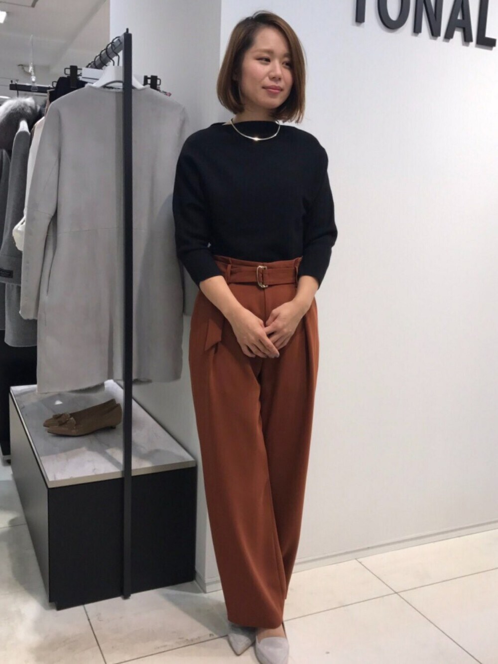 「ワイドパンツ、パンツスタイル、オフィスカジュアル、オトナ女子、TONAL、トーナル、テラコッタ、テラコッタ×ブラック、TONAL(TONAL)、モード系キャリア」｜「TONALの【CLASSY. 12月号掲載】Peサテンベルト付ワイドパンツ（その他パンツ、イエロー系）」を使った、ASAIさん（レディース・162cm）の秋コーディネートの1枚目の写真