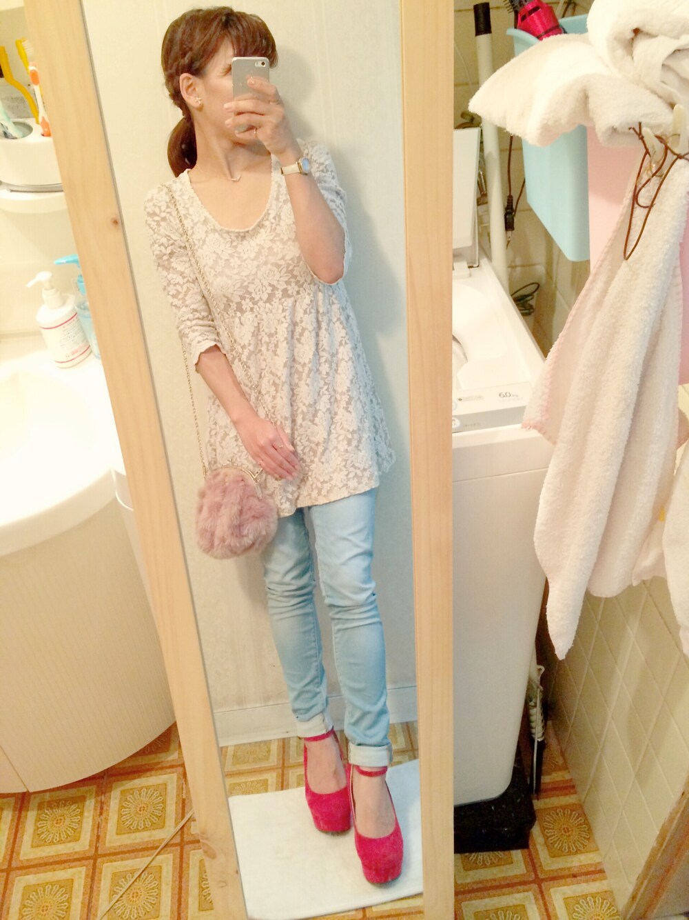 「ベージュコーデ、秋冬、レース、ワンピース、デニム、ヘアアレンジ、赤、GU、INGNI、FOREVER 21」｜「FOREVER 21のアイテム（ワンピース、ベージュ系）」を使った、Ｓａｒｉさん（レディース・154cm）の秋コーディネートの1枚目の写真