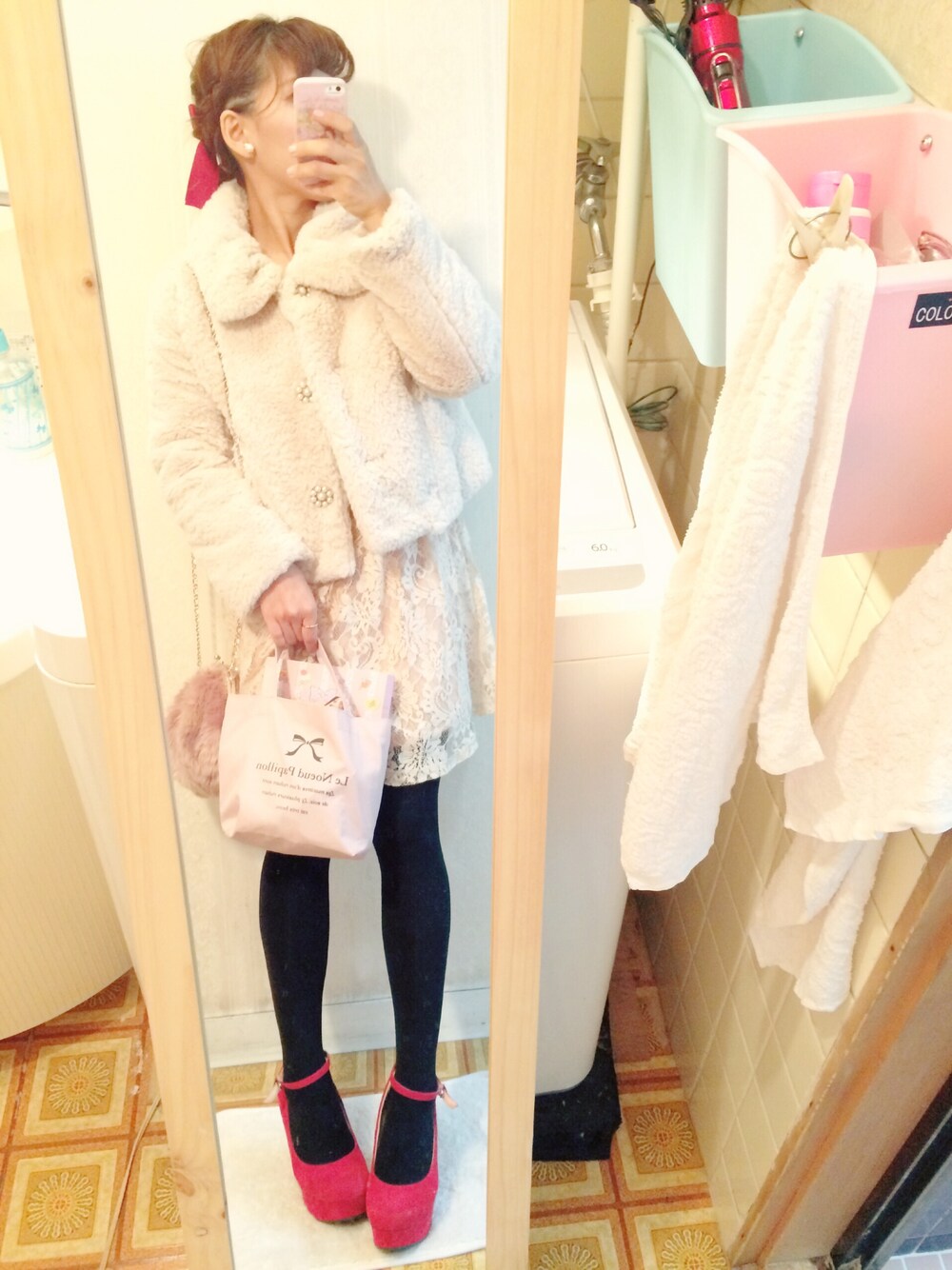 「ファー小物、INGNI、タイツ、リボン、プチプラ、赤、パール、レース、ワンピース、FOREVER 21」｜「INGNIのアイテム（ジャケット/アウター、ベージュ系）」を使った、Ｓａｒｉさん（レディース・154cm）の秋コーディネートの1枚目の写真