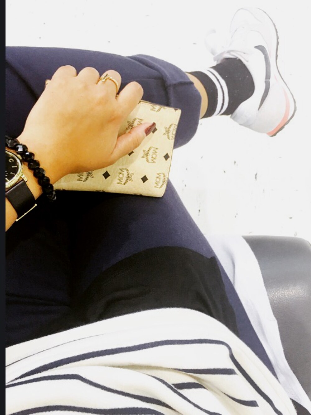 「シンプル、airplaneoutfit、TOKYO、casual、sporty、sport style、ニット、ootd」｜「NIKEのアイテム（スニーカー、ホワイト系）」を使った、Cocoさん（レディース・163cm）の春コーディネートの1枚目の写真