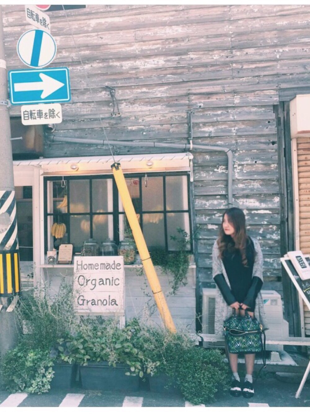 「大阪、ミニマル、モノトーン、モノトーンコーデ、travel、ootd、UNIQLO、TOPSHOP、WEGO」｜「H&Mのアイテム（カーディガン/ボレロ、グレー系）」を使った、Cocoさん（レディース・163cm）の春コーディネートの1枚目の写真