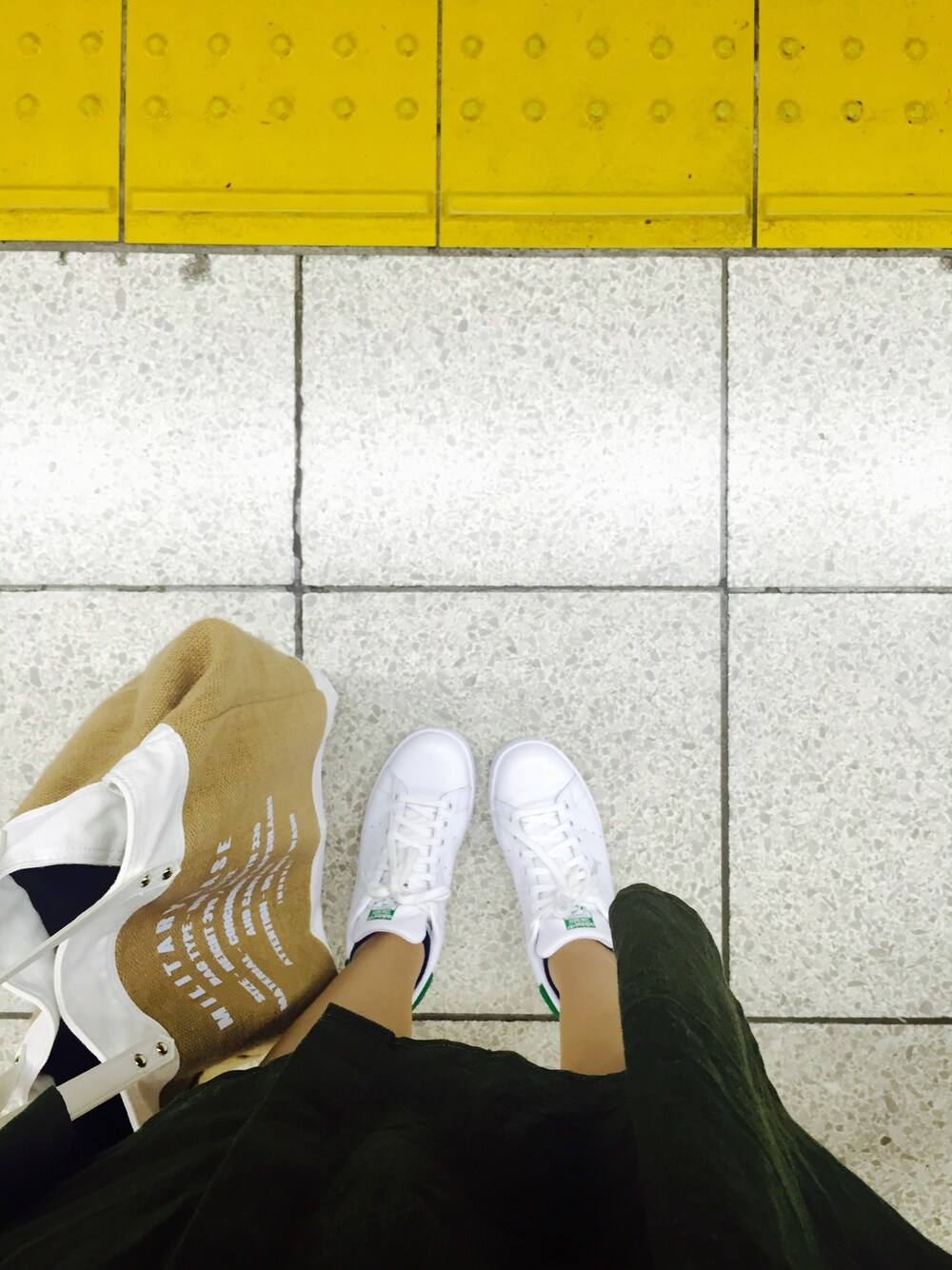 「休日スタイル、outfit、スニーカー、adidas、murua、SLY、夏コーデ、casual」｜「MURUAのアイテム（トートバッグ、ベージュ系）」を使った、Cocoさん（レディース・165cm）の春コーディネートの1枚目の写真
