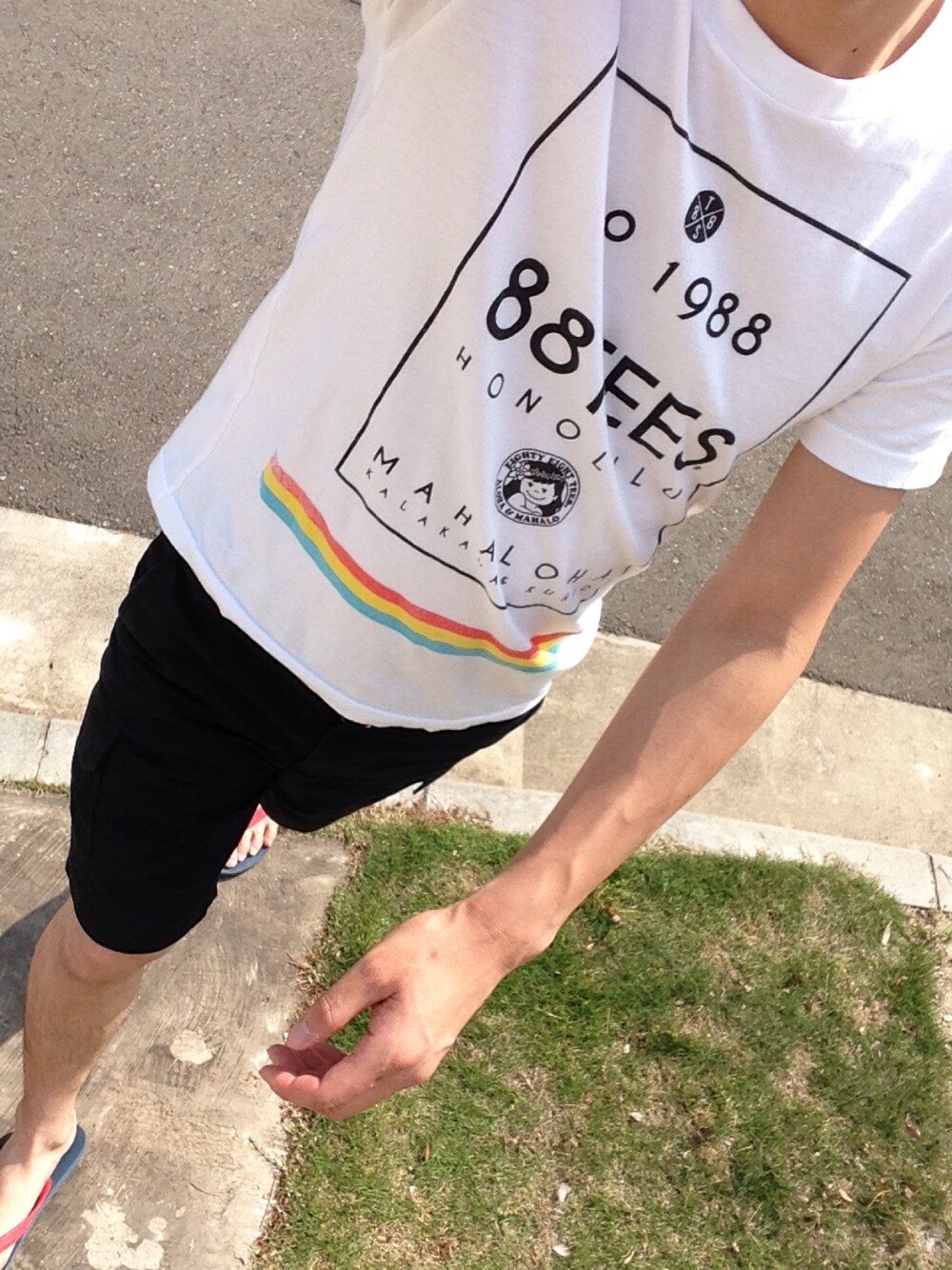 「88tees、夏、ビーサン、Tシャツ、ハワイ」｜「88TEESのアイテム（Tシャツ/カットソー、ホワイト系）」を使った、T.K.Rさん（メンズ・185cm）の春コーディネートの1枚目の写真