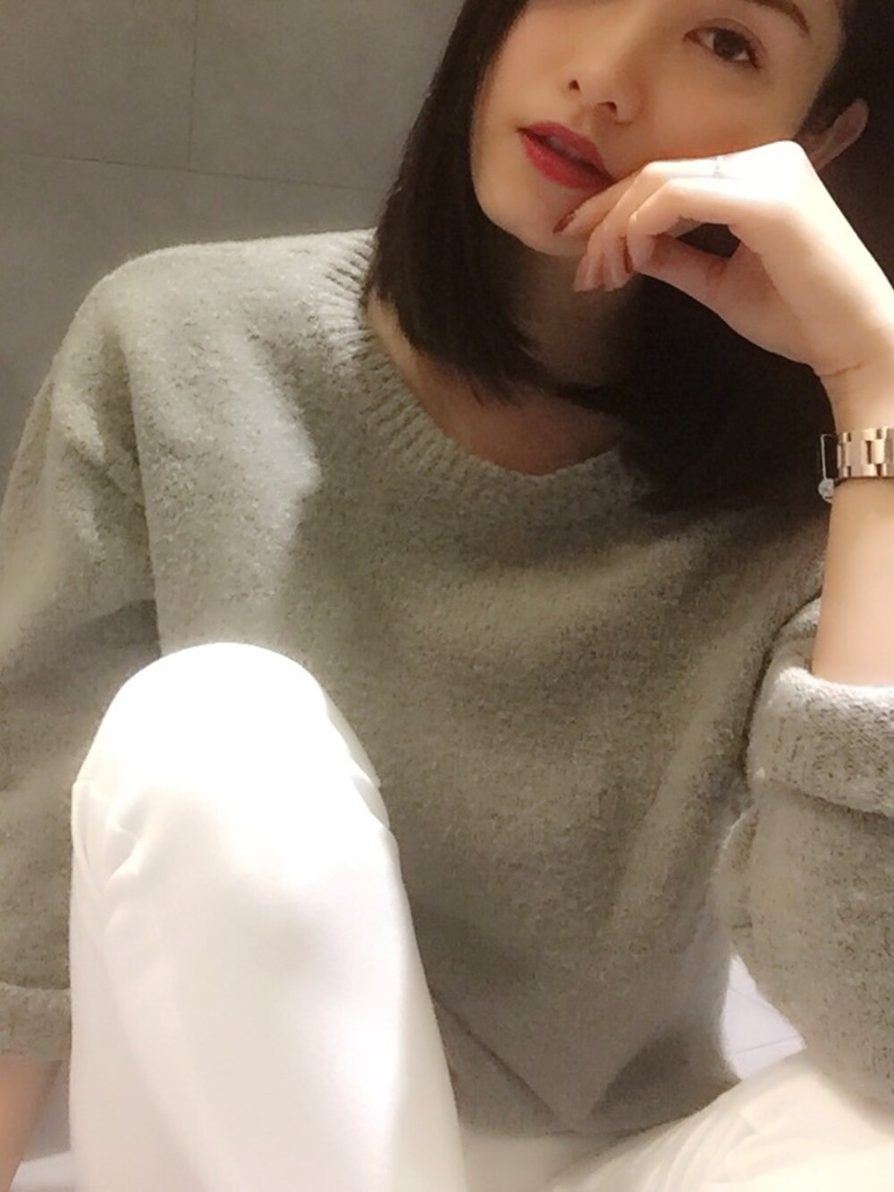 「red、lipstick、hkgirl、shanghai、grey、white、korea style、Hong Kong」｜「CHANELのアイテム（メイクブラシ、レッド系）」を使った、giselleさん（レディース・169cm）の春コーディネートの1枚目の写真
