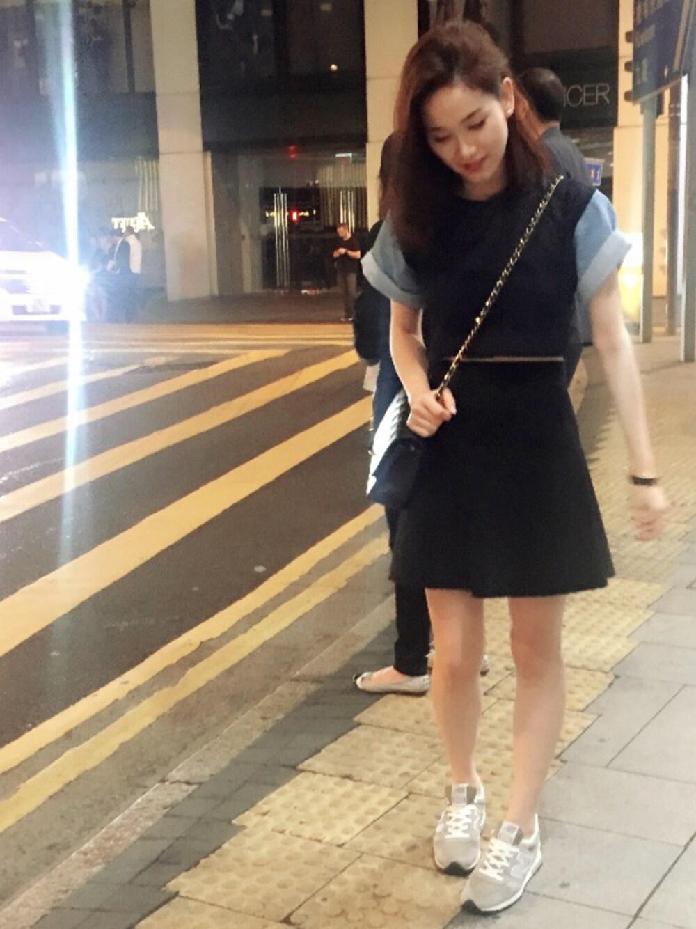 「hkgirl、holiday、casual、gisellelee、ootd、black、navy、simple、outfit、sneakers」｜「STYLENANDAのアイテム（Tシャツ/カットソー、ブルー系）」を使った、giselleさん（レディース・169cm）の春コーディネートの1枚目の写真