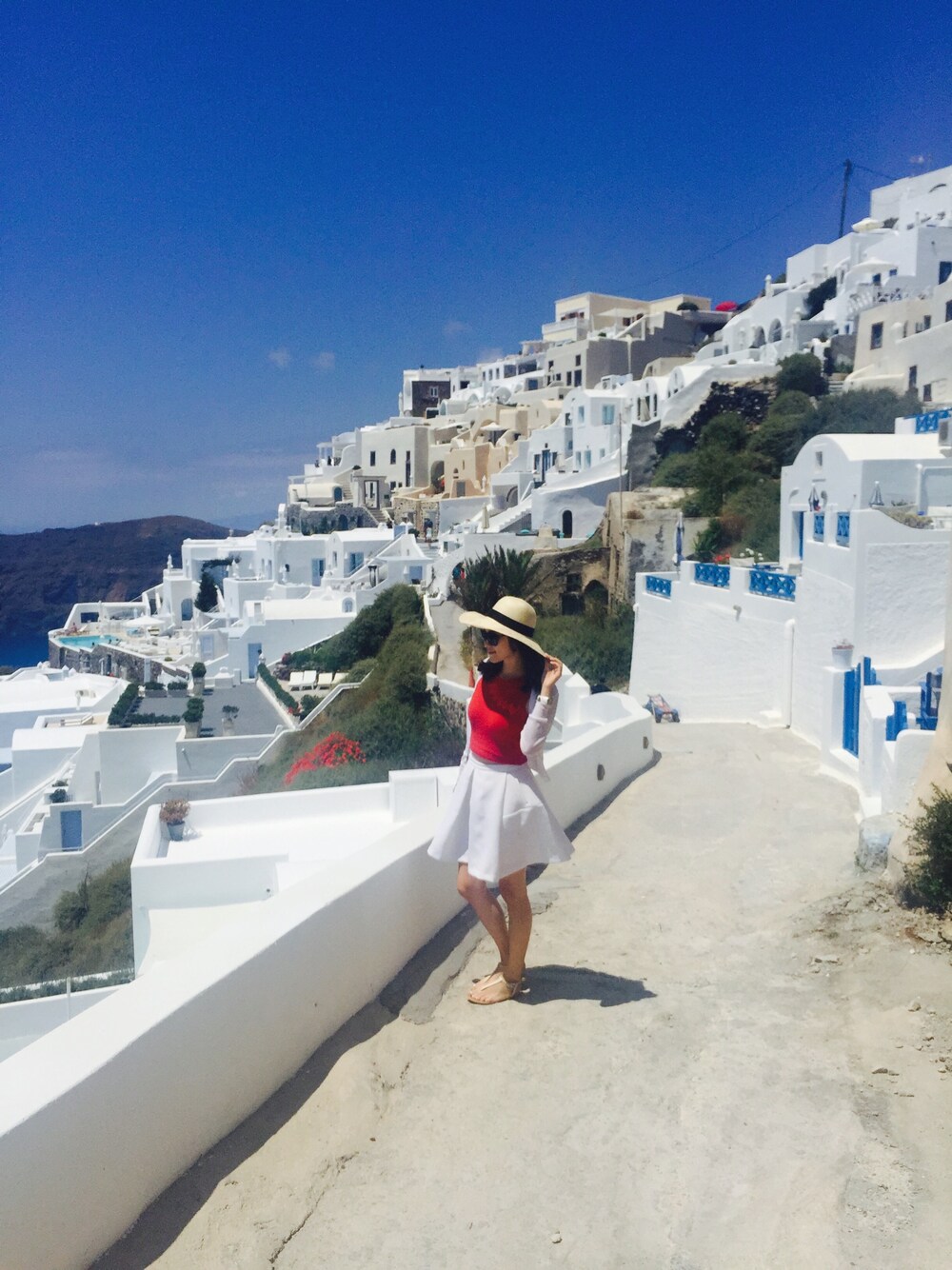 「Greece、gisellelee、hkgirl、summer、white、hat」｜「parisのアイテム（ハット、ベージュ系）」を使った、giselleさん（レディース・169cm）の夏コーディネートの1枚目の写真