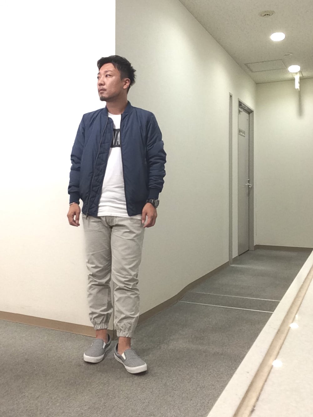 「秋のコーデ、MA-1、白Tシャツ、ジョガーパンツ、スリッポン、ネイビー×ホワイト」｜「Saturdays NYCのCHRISTO BOMBER（ブルゾン、ブルー系）」を使った、よんさん（メンズ・166cm）の秋コーディネートの1枚目の写真