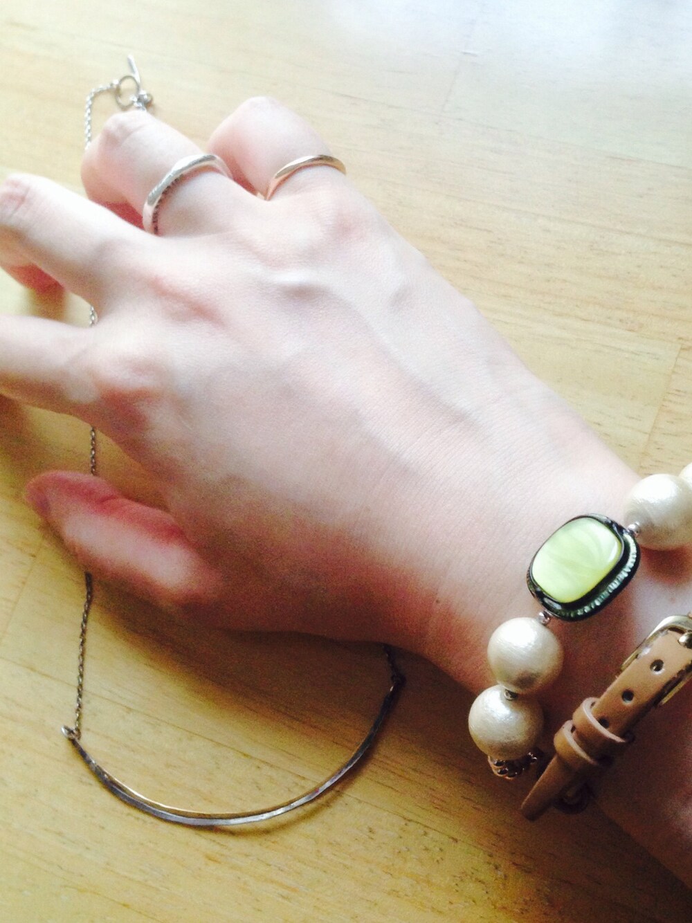 その他のその他、その他のその他、ベージュ系のアナログ腕時計を着用したレディースの秋コーディネートの1枚目の写真