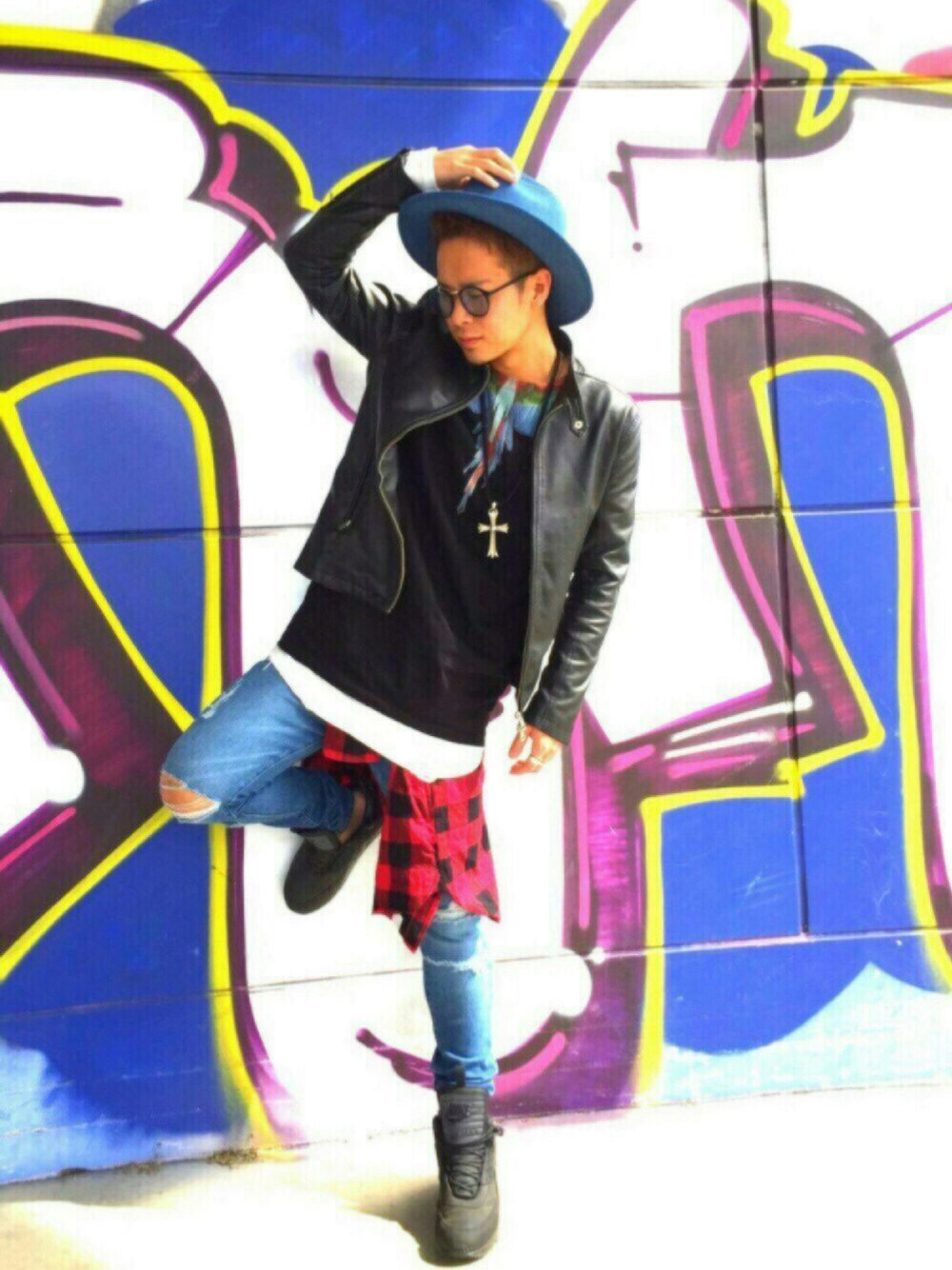 ブルー系のデニムパンツ、ブラック系のTシャツ/カットソー、ブラック系のライダースジャケットを着用したメンズの春コーディネートの1枚目の写真