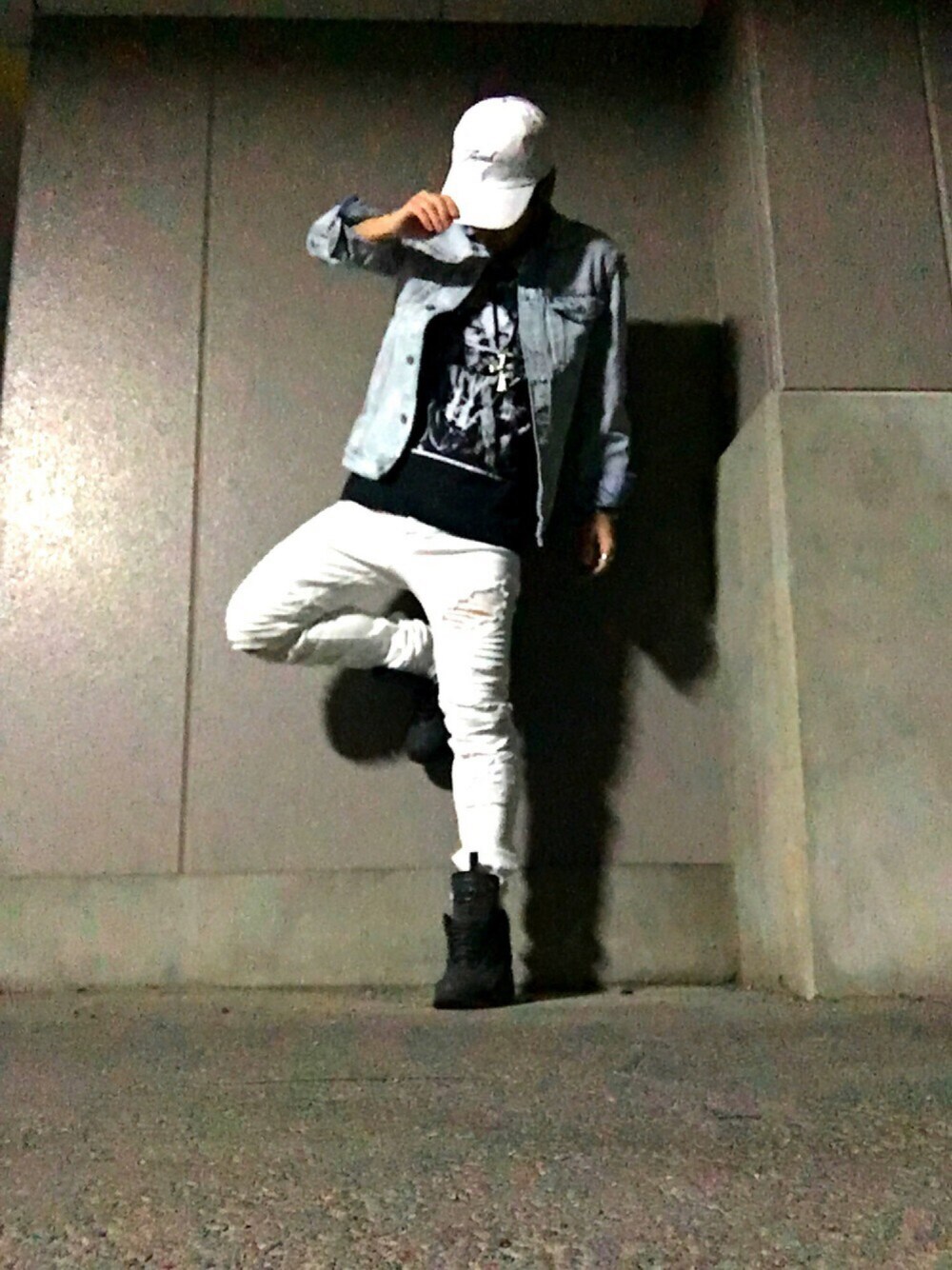 ブラック系のスニーカー、ホワイト系のデニムパンツ、ブラック系のTシャツ/カットソーを着用したメンズの春コーディネートの1枚目の写真