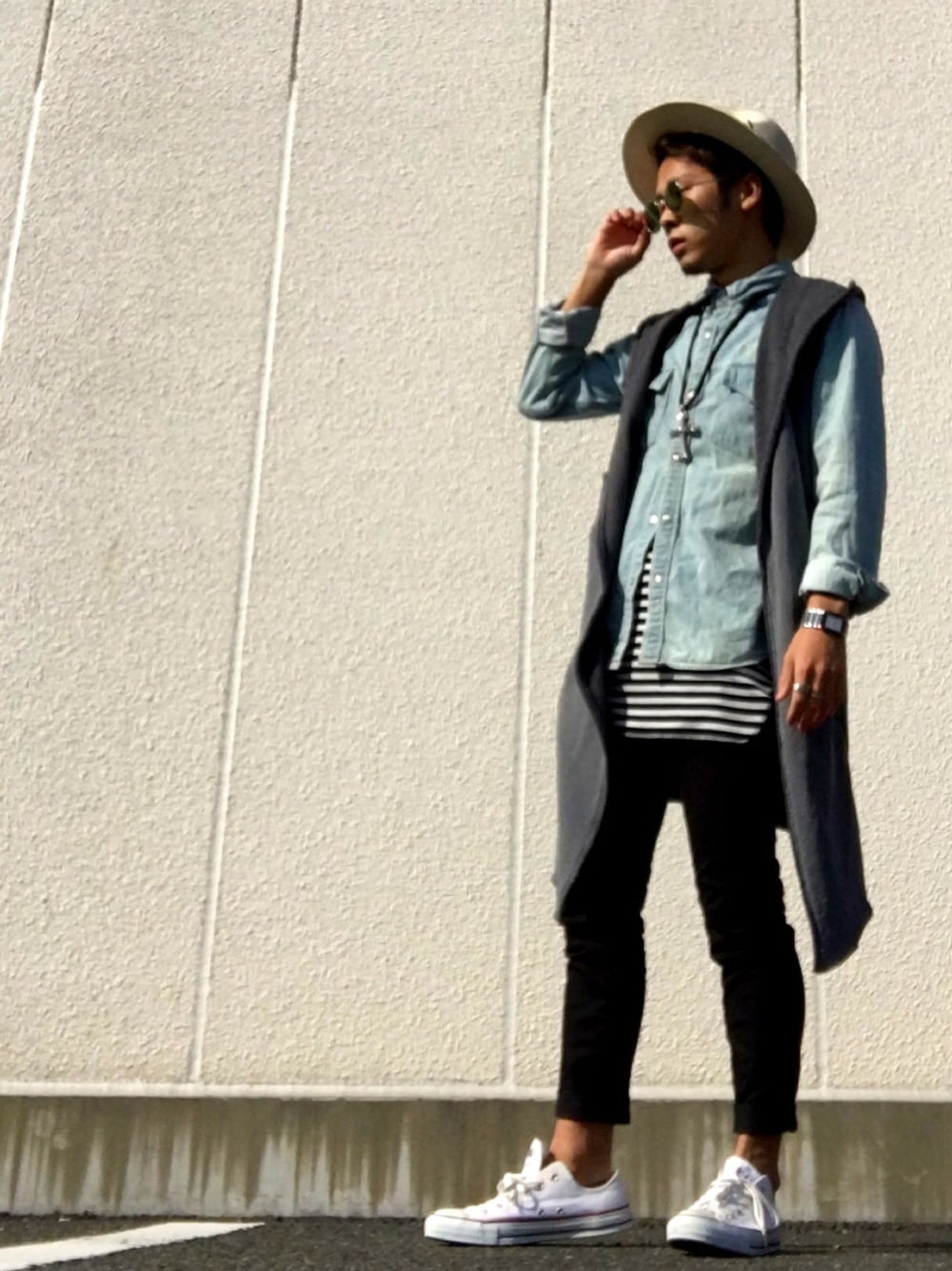 グレー系のカーディガン/ボレロ、ブルー系のシャツ/ブラウス、ホワイト系のタンクトップを着用したメンズの春コーディネートの1枚目の写真