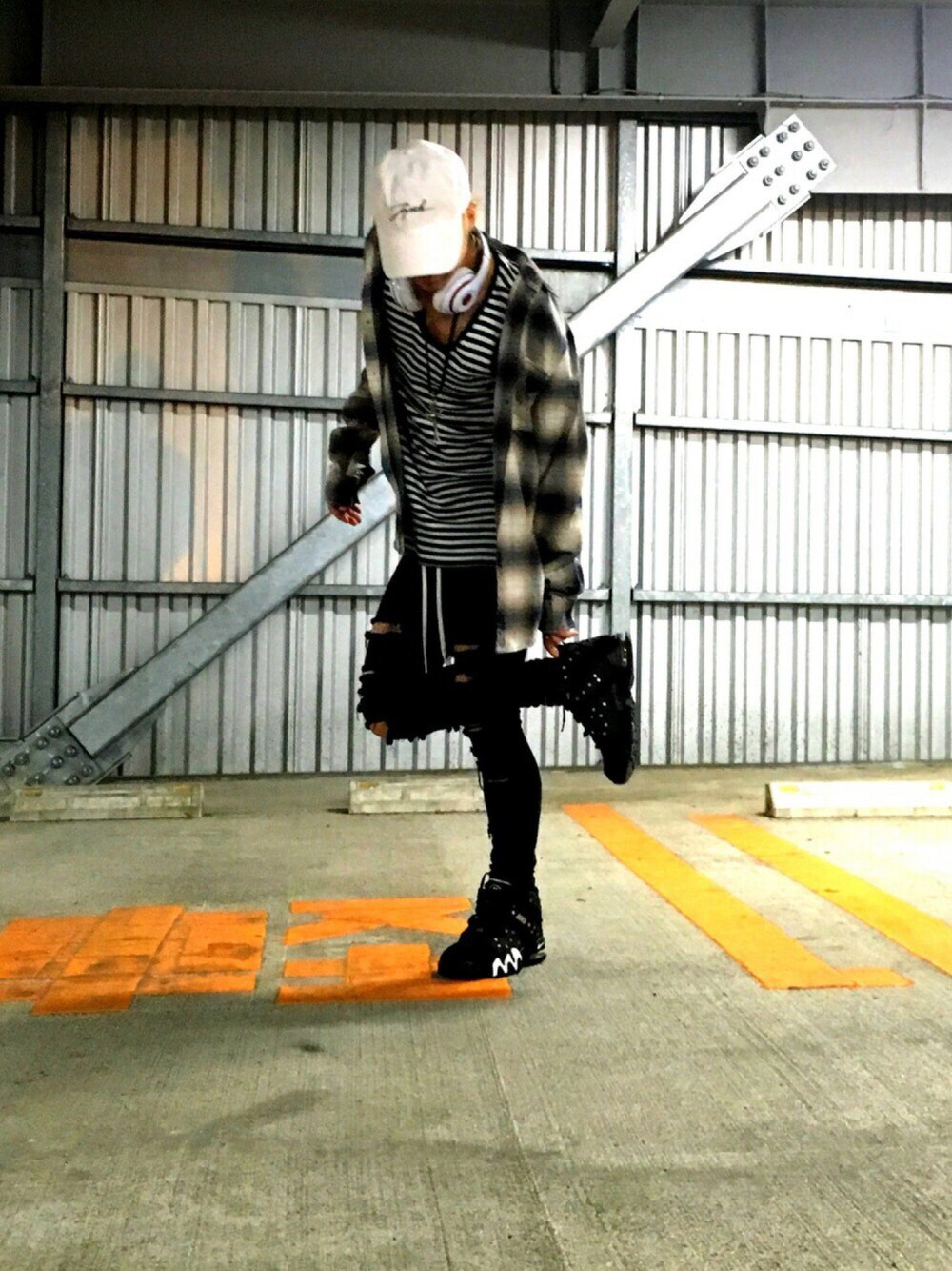 グレー系のシャツ/ブラウス、ブラック系のデニムパンツ、ブラック系のタンクトップを着用したメンズの夏コーディネートの1枚目の写真