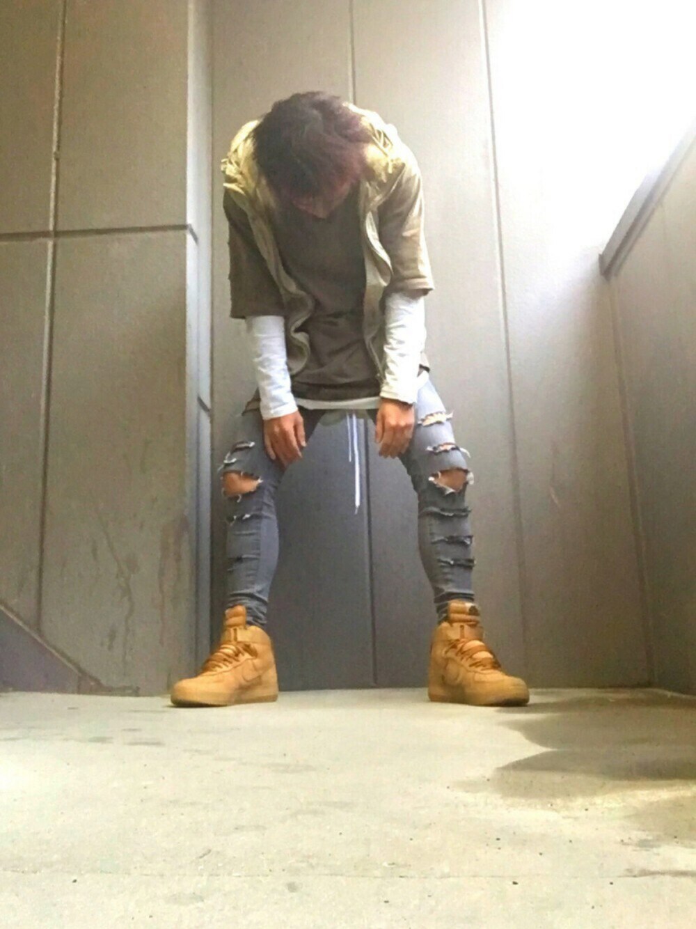 その他のスニーカー、グレー系のデニムパンツ、ホワイト系のTシャツ/カットソーを着用したメンズの秋コーディネートの1枚目の写真