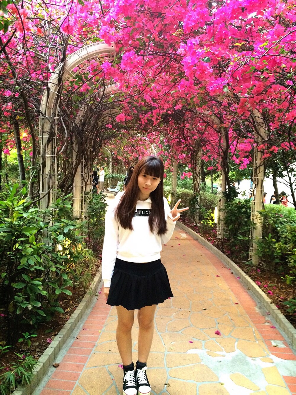 「Hong Kong、ziztar、元洲邨、hongkonger、girl」｜「ZIZTARのアイテム（スウェット、ホワイト系）」を使った、PPさん（レディース・160cm）の春コーディネートの1枚目の写真