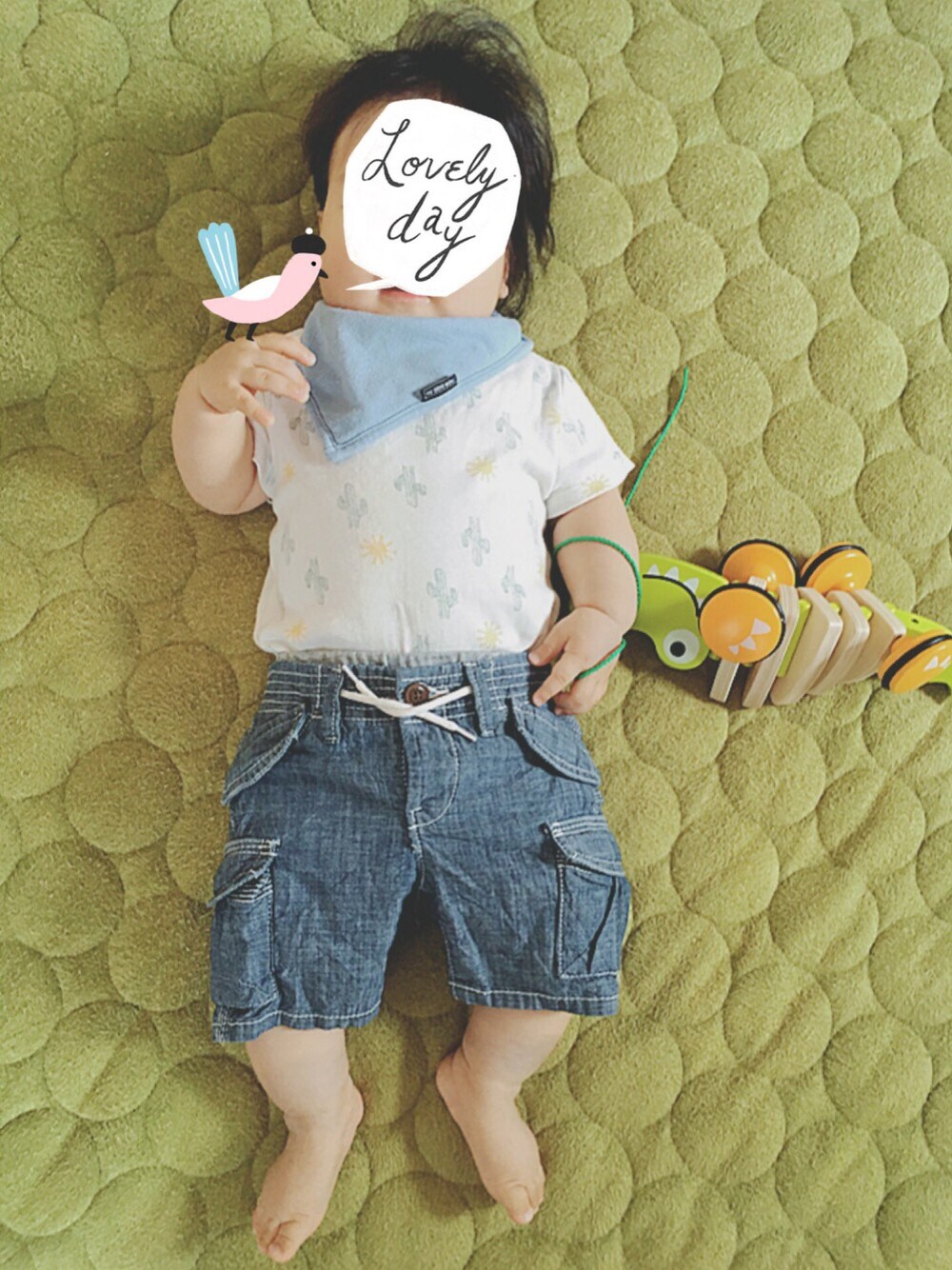 ブルー系のパンツ、ブルー系のスタイ/よだれかけ、ホワイト系のロンパースを着用したキッズの夏コーディネートの1枚目の写真