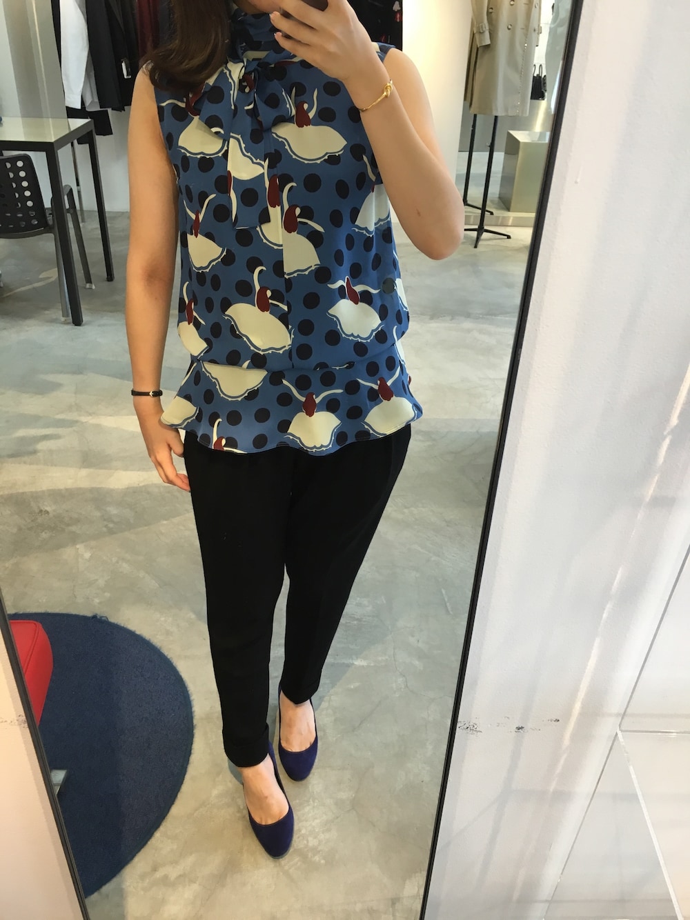 ブルー系のシャツ/ブラウス、ブラック系のその他パンツ、パープル系のパンプスを着用したレディースの夏コーディネートの1枚目の写真