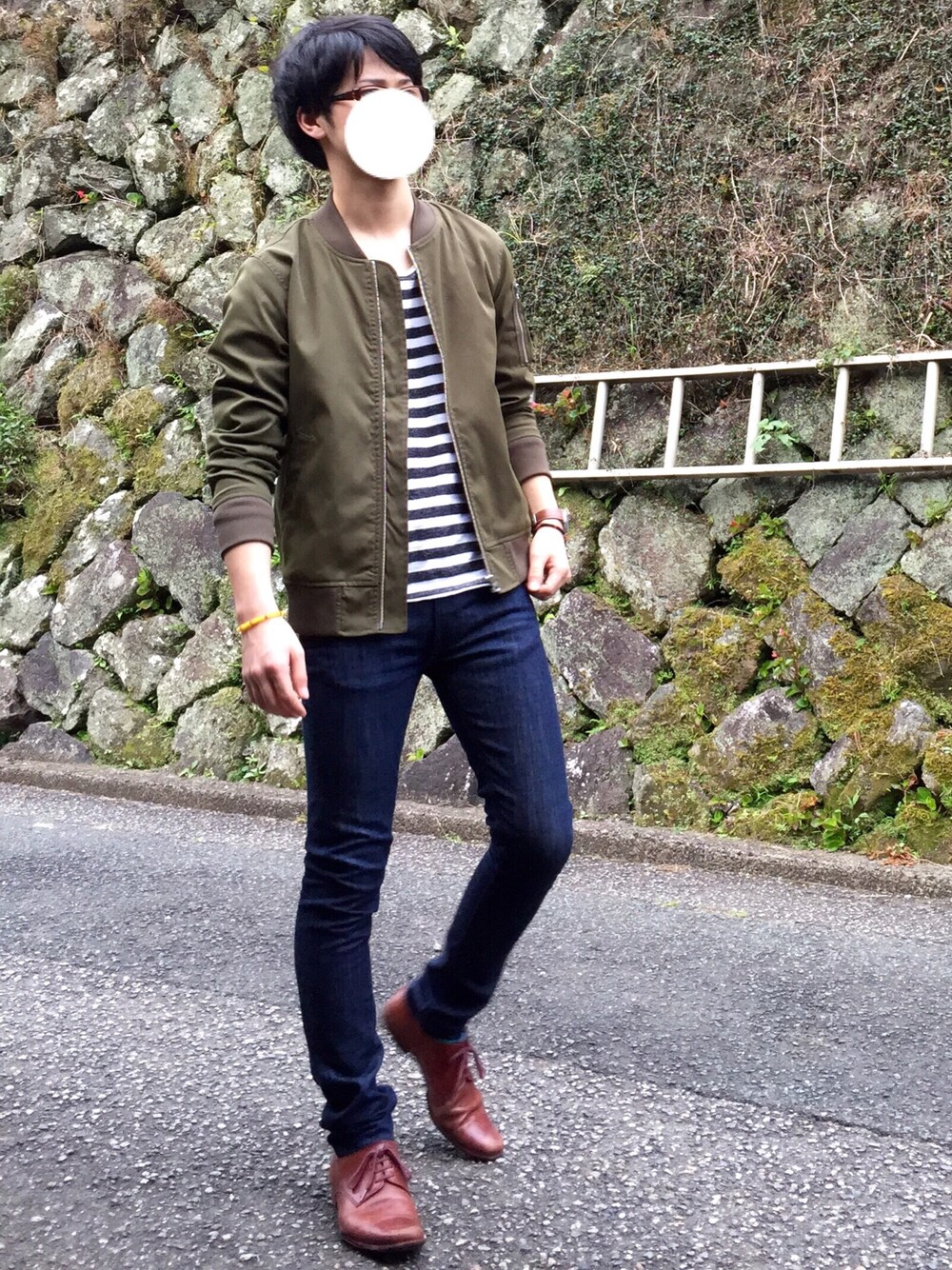 ブラック系のTシャツ/カットソー、グリーン系のMA-1、ブルー系のデニムパンツを着用したメンズの秋コーディネートの1枚目の写真