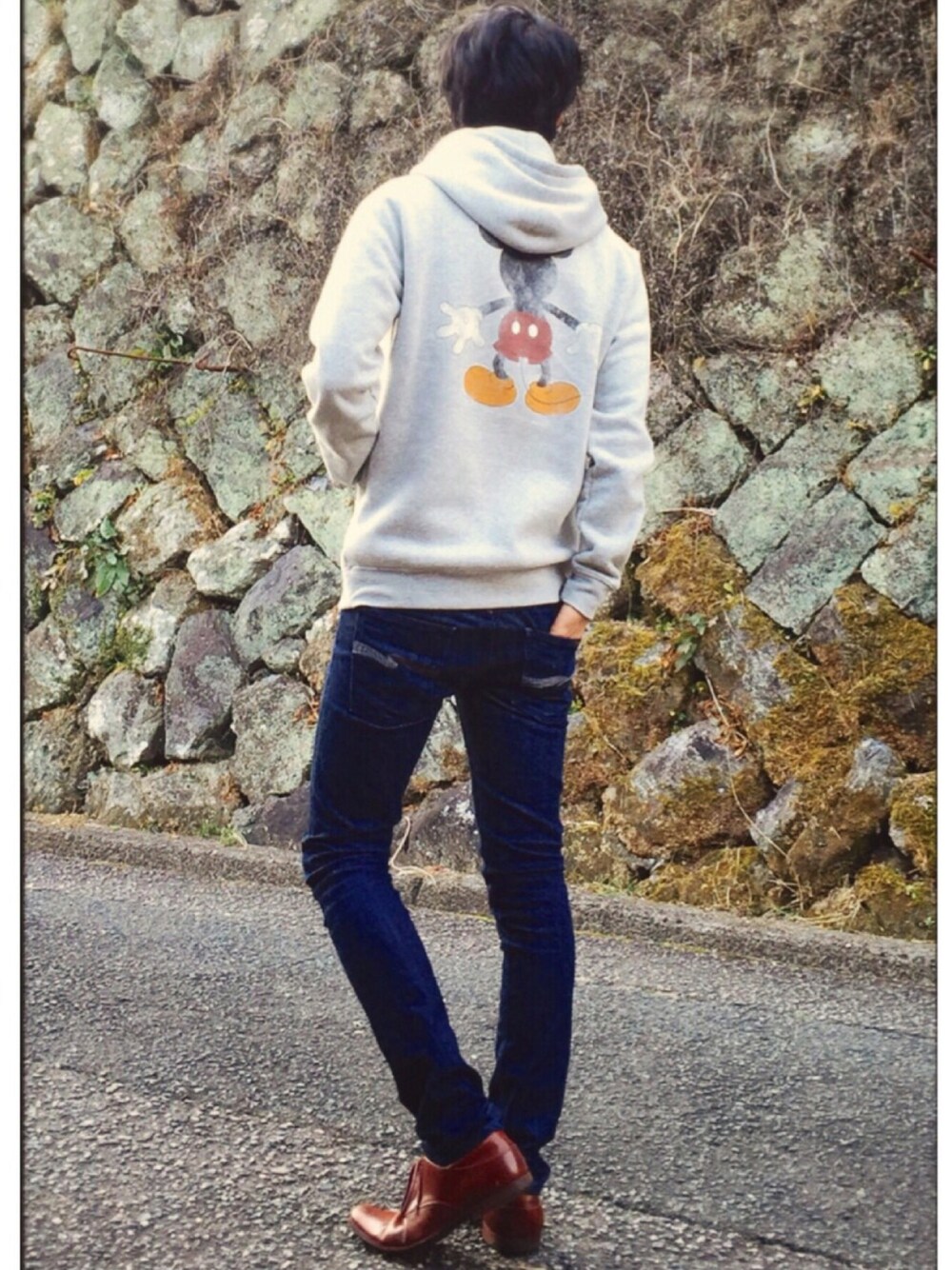 ホワイト系のTシャツ/カットソー、グレー系のパーカー、ブルー系のデニムパンツを着用したメンズの冬コーディネートの1枚目の写真