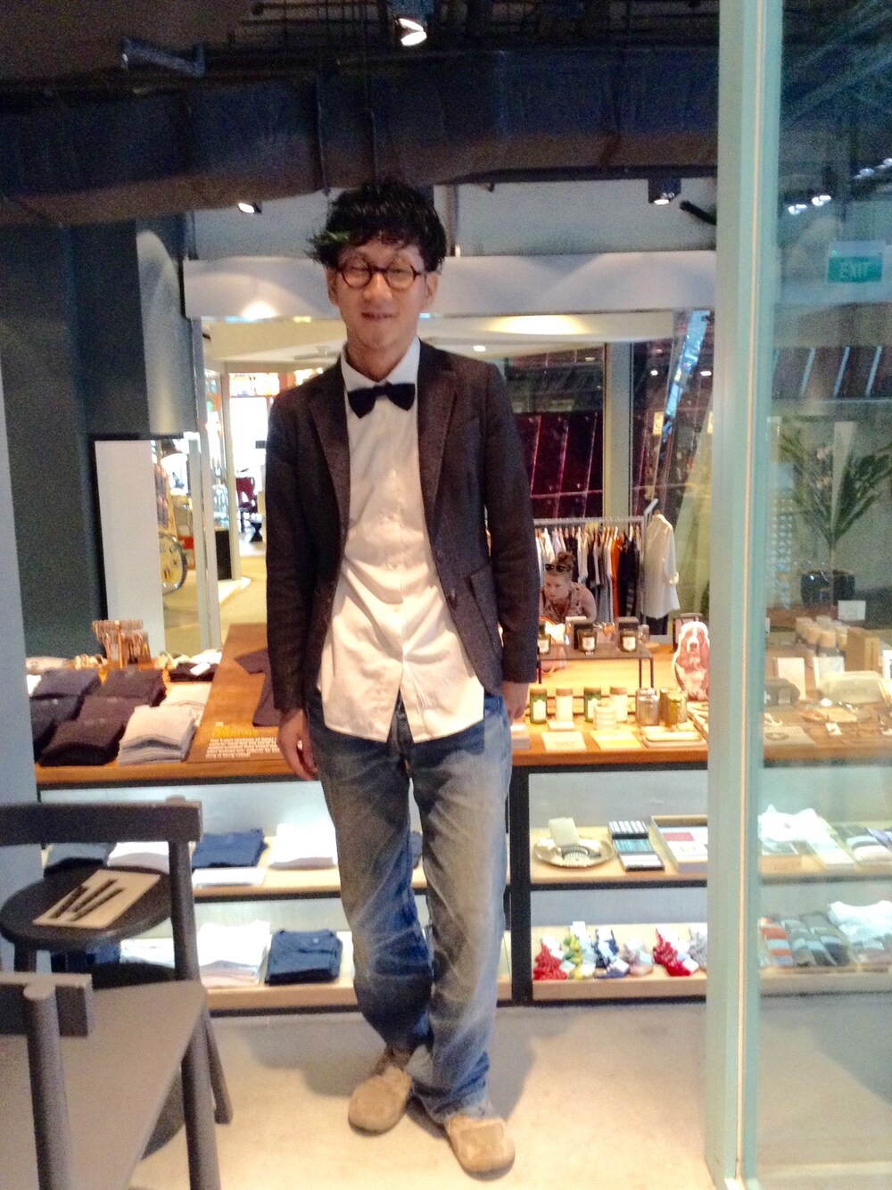 「New Balance、蝶ネクタイ、丸メガネ、Maison Martin Margiela、Levi's」｜「NEW BALANCEのアイテム（スニーカー、ベージュ系）」を使った、PACT+LIMさん（メンズ・170cm）の秋コーディネートの1枚目の写真