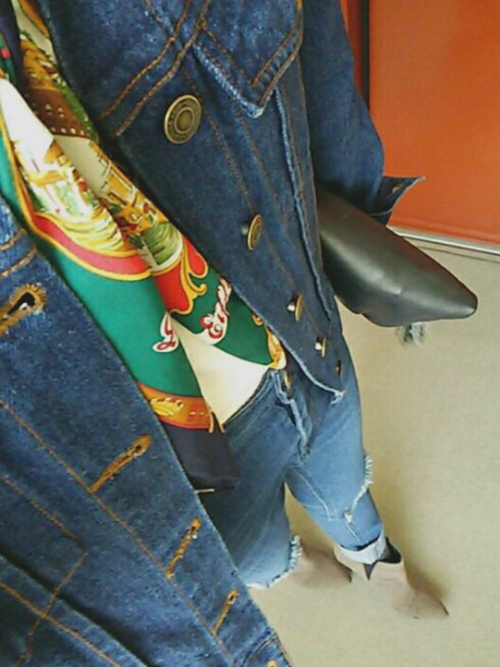 ホワイト系のTシャツ/カットソー、ブルー系のデニムジャケット、ブルー系のデニムパンツを着用したレディースの春コーディネートの1枚目の写真