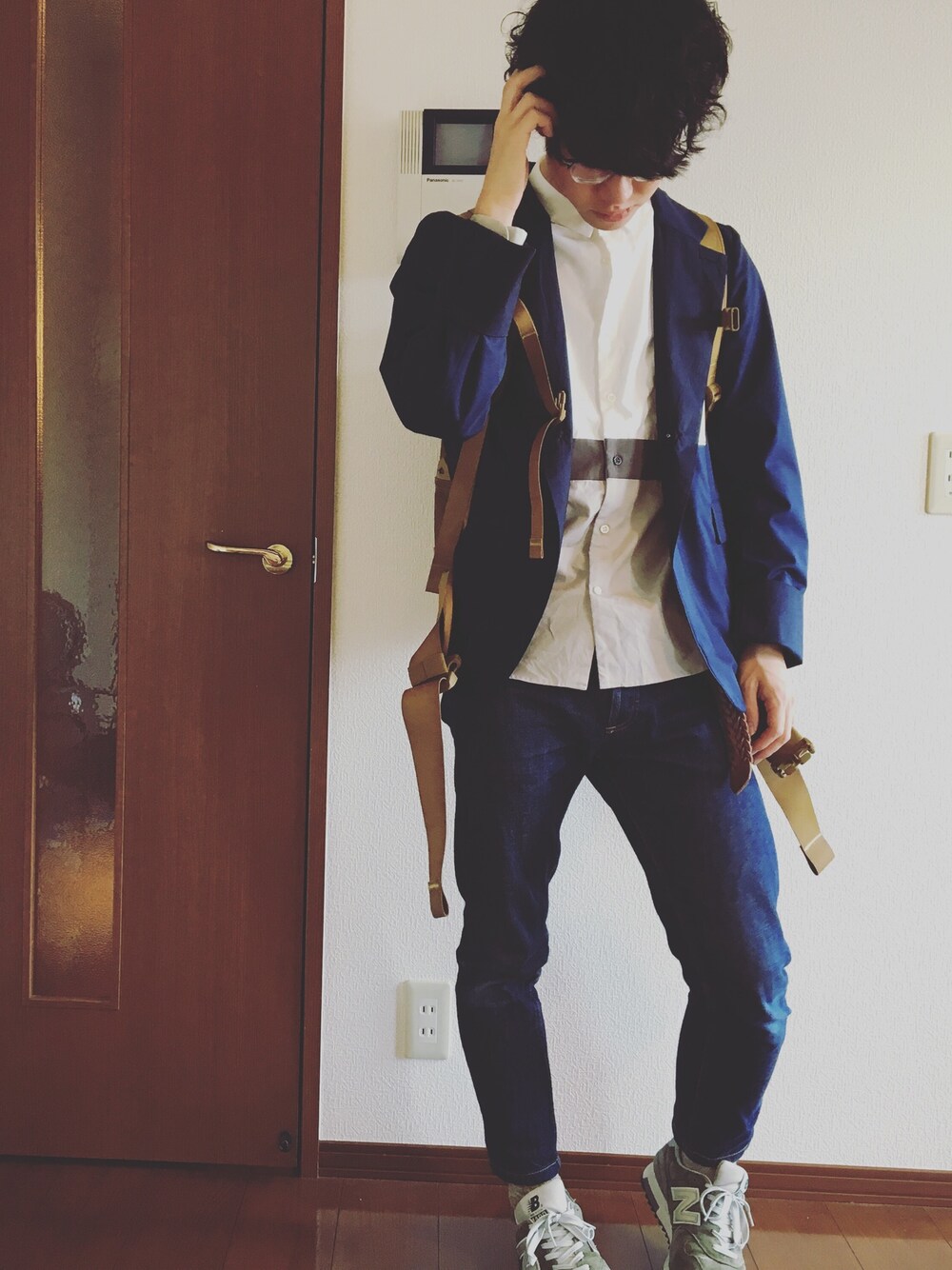 「OLIVER PEOPLES、visvim、ETHOSENS、New Balance、sunsea、APC、髪切った」｜「SUNSEAのアイテム（カバーオール、ブルー系）」を使った、やっさんさん（メンズ・170cm）の春コーディネートの1枚目の写真