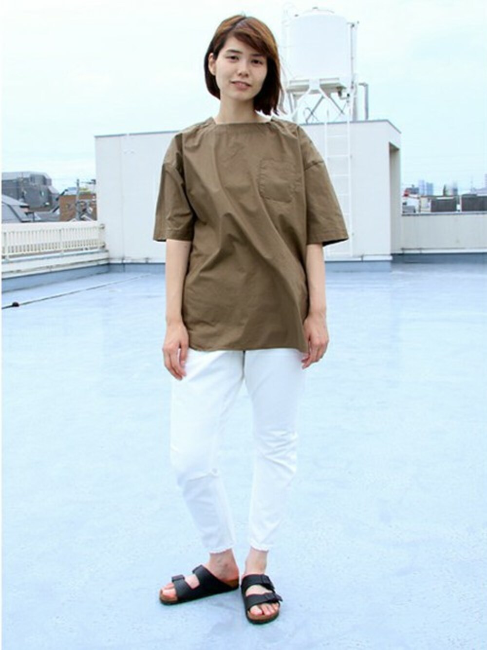 ブラウン系のシャツ/ブラウス、ホワイト系のデニムパンツを着用したレディースの夏コーディネートの1枚目の写真