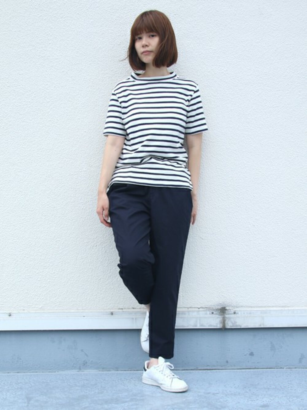 ホワイト系のTシャツ/カットソー、ブルー系のその他パンツを着用したレディースの夏コーディネートの1枚目の写真