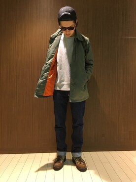 「カーキアウター」｜「アイテム（ステンカラーコート）」を使った、Kenichiさん（メンズ・177cm）の冬コーディネート