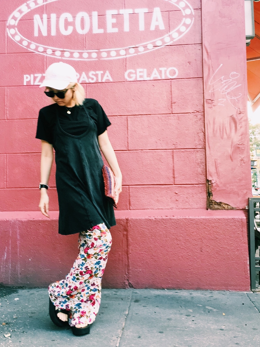 「ootd、summer、skirt、black、streetstyle、Hanes、ripndip、teva、MONKI、CAP、sunglasses_vogue」｜「TevaのTEVA / FLATFORM UNIVERSAL（サンダル、ブラック系）」を使った、mayuさん（レディース・168cm）の夏コーディネートの1枚目の写真