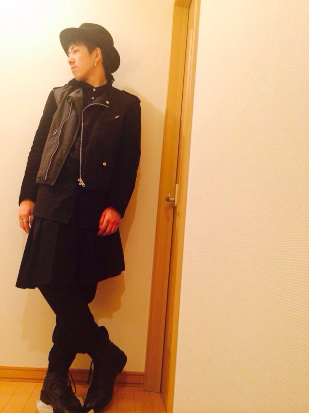 ブラック系のライダースジャケット、ブラック系のシャツ/ブラウス、ブラック系のその他パンツを着用したメンズの春コーディネートの1枚目の写真