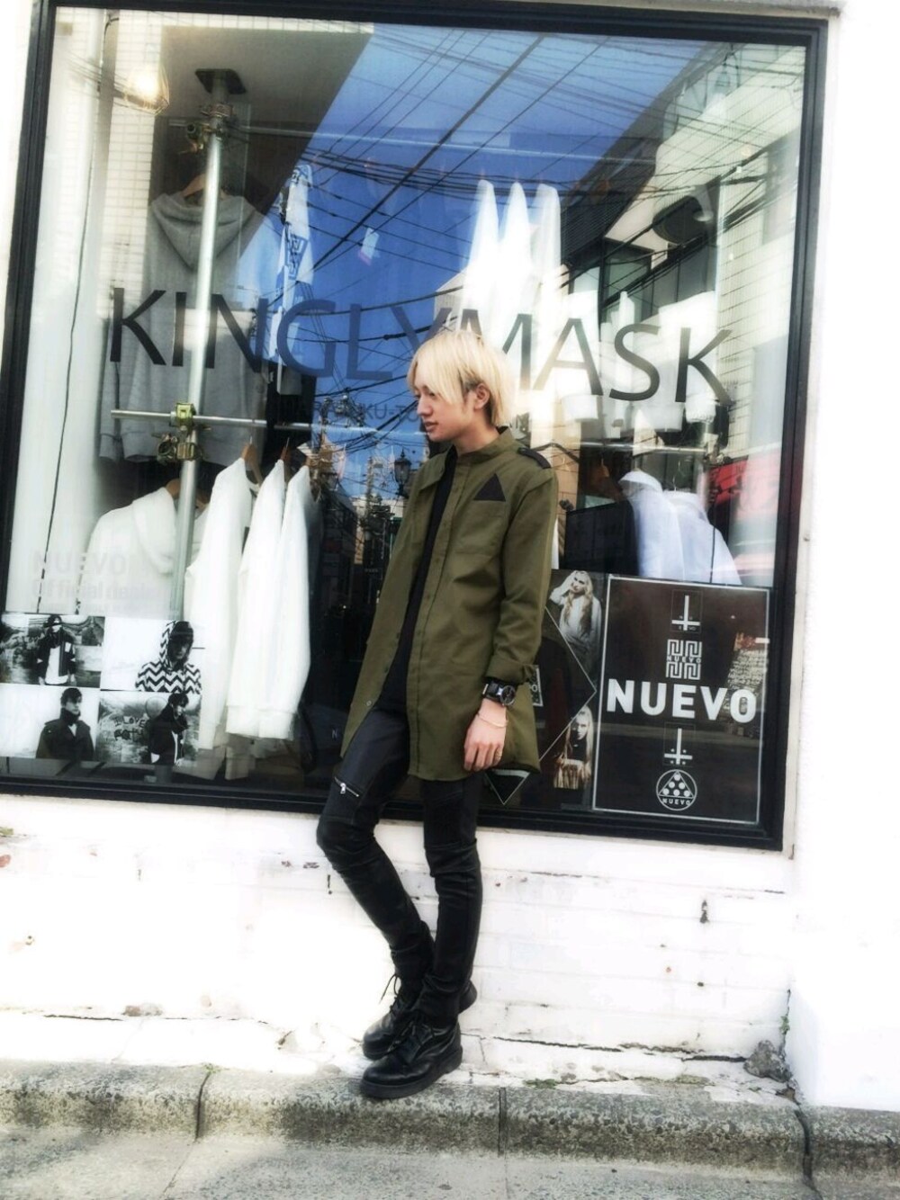 「ミリタリーシャツジャケット、ロングシャツ、オリーブ、KINGLYMASK 、キングリー、KMK、原宿、サムライELO」｜「KINGLYMASKの ジオメトリー ノーカラー エポレット ミリタリー スリット ブロード ロング シャツ スタンドカラー バンドカラー（シャツ/ブラウス、ホワイト系）」を使った、KMKSTAFFさん（メンズ・167cm）の冬コーディネートの1枚目の写真