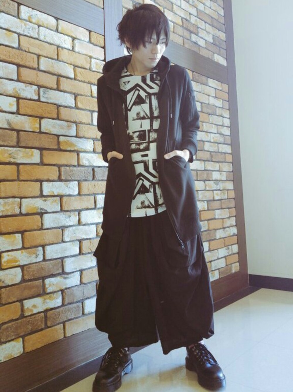 「ロングパーカー、サルエル、総柄トップス、KINGLYMASK 、キングリー、KMK、ららぽーとTOKYO-BAY」｜「KINGLYMASKのジオメトリーバックプリント ロング フーデット スウェット MA-1 ミリタリー パーカ　パーカー（パーカー、ブラック系）」を使った、KMKSTAFFさん（メンズ・165cm）の冬コーディネートの1枚目の写真
