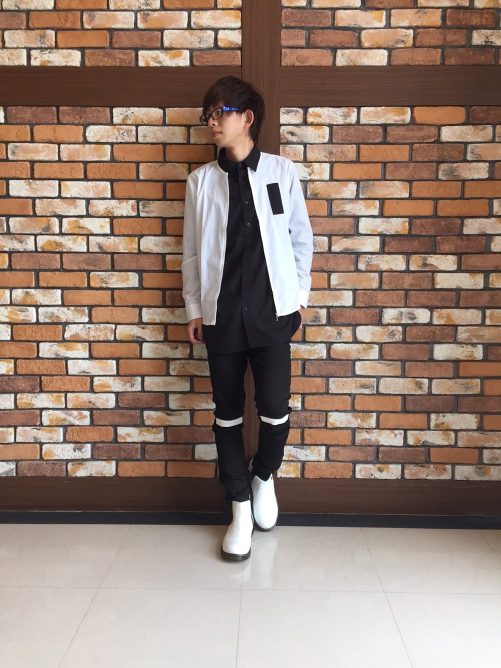 「ノーカラー、ロングシャツ、KINGLYMASK 、キングリー、KMK、オリジナル、モノクロ」｜「KINGLYMASKのKMK モノトーン ノーカラー ブロード ジップ シャツ JKT ジャケット（シャツ/ブラウス、ホワイト系）」を使った、KMKSTAFFさん（メンズ・175cm）の冬コーディネートの1枚目の写真