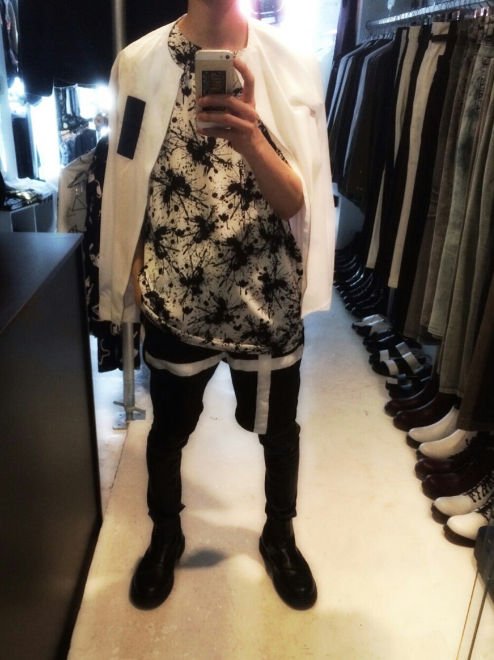 「KINGLYMASK 、キングリー、KMK、原宿、ノーカラー、総柄、クロス」｜「KINGLYMASKのモノトーン ノーカラー ブロード ジップ ロング シャツ JKT ジャケット

（シャツ/ブラウス、ホワイト系）」を使った、KMKSTAFFさん（メンズ・167cm）の春コーディネートの1枚目の写真
