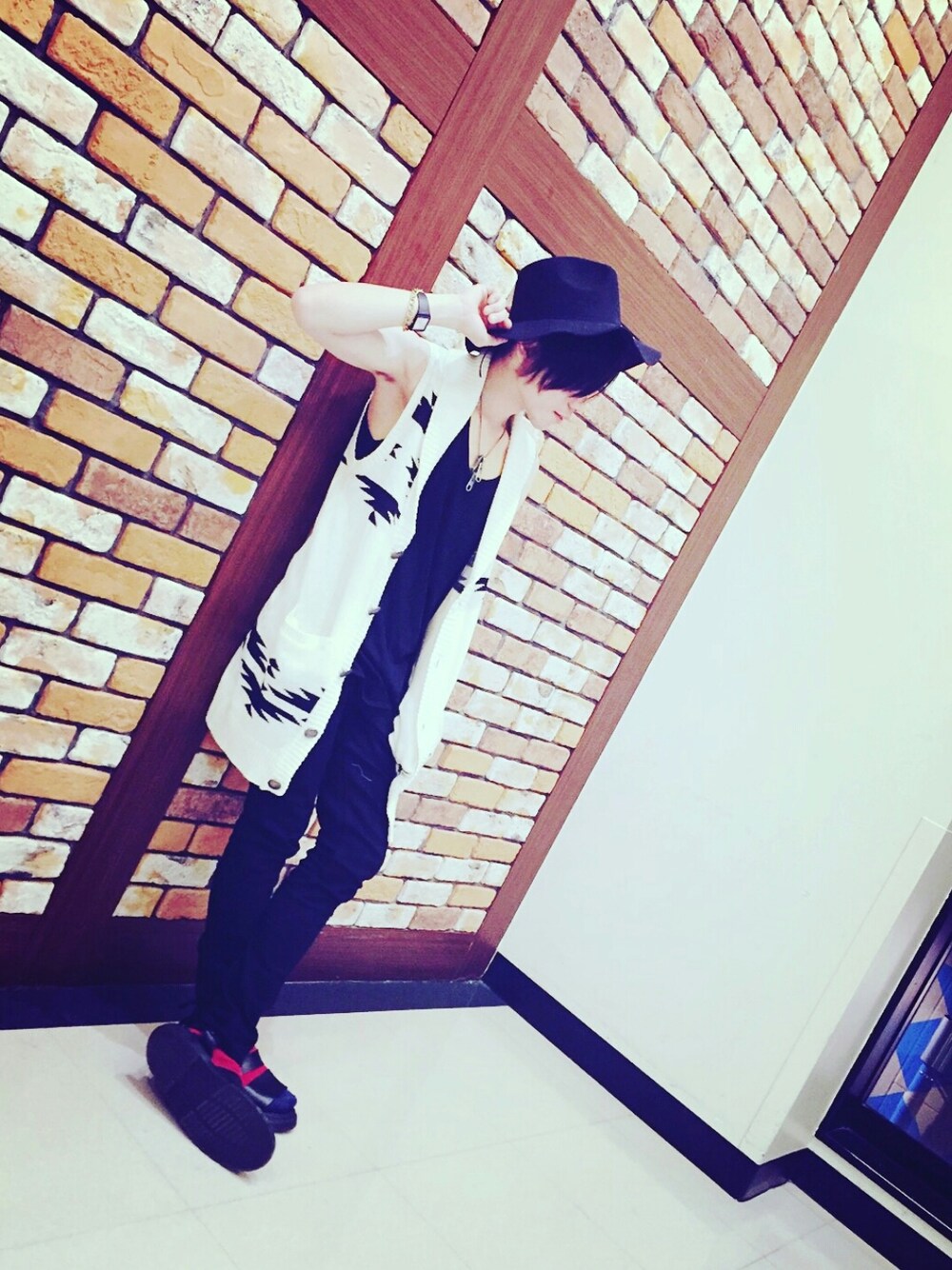 「KINGLYMASK 、キングリー、KMK、原宿、ららぽーとTOKYO-BAY、ノースリーブ、ユニセックス」｜「KINGLYMASKのネイティブ オルテガ 柄 ロング ショール ニット ノースリーブ （カーディガン/ボレロ、ホワイト系）」を使った、KMKSTAFFさん（メンズ・165cm）の春コーディネートの1枚目の写真