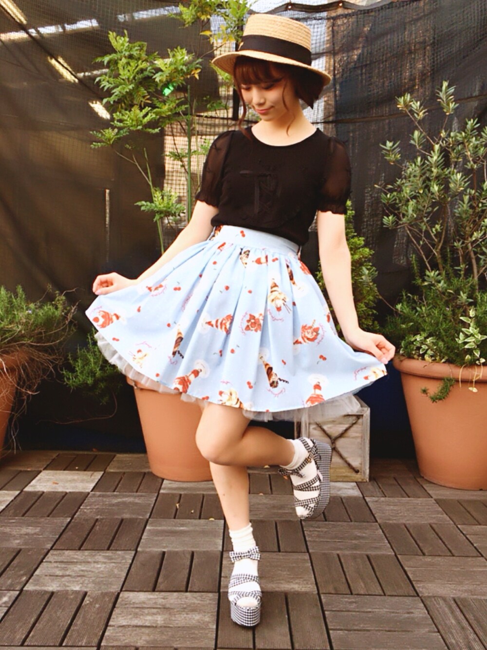 「ガーリー、パフェ、カットソー、スカート、サンダルに靴下」｜「Ank Rougeのアイテム（Tシャツ/カットソー、ブラック系）」を使った、m a y u さん（レディース・158cm）の春コーディネートの1枚目の写真