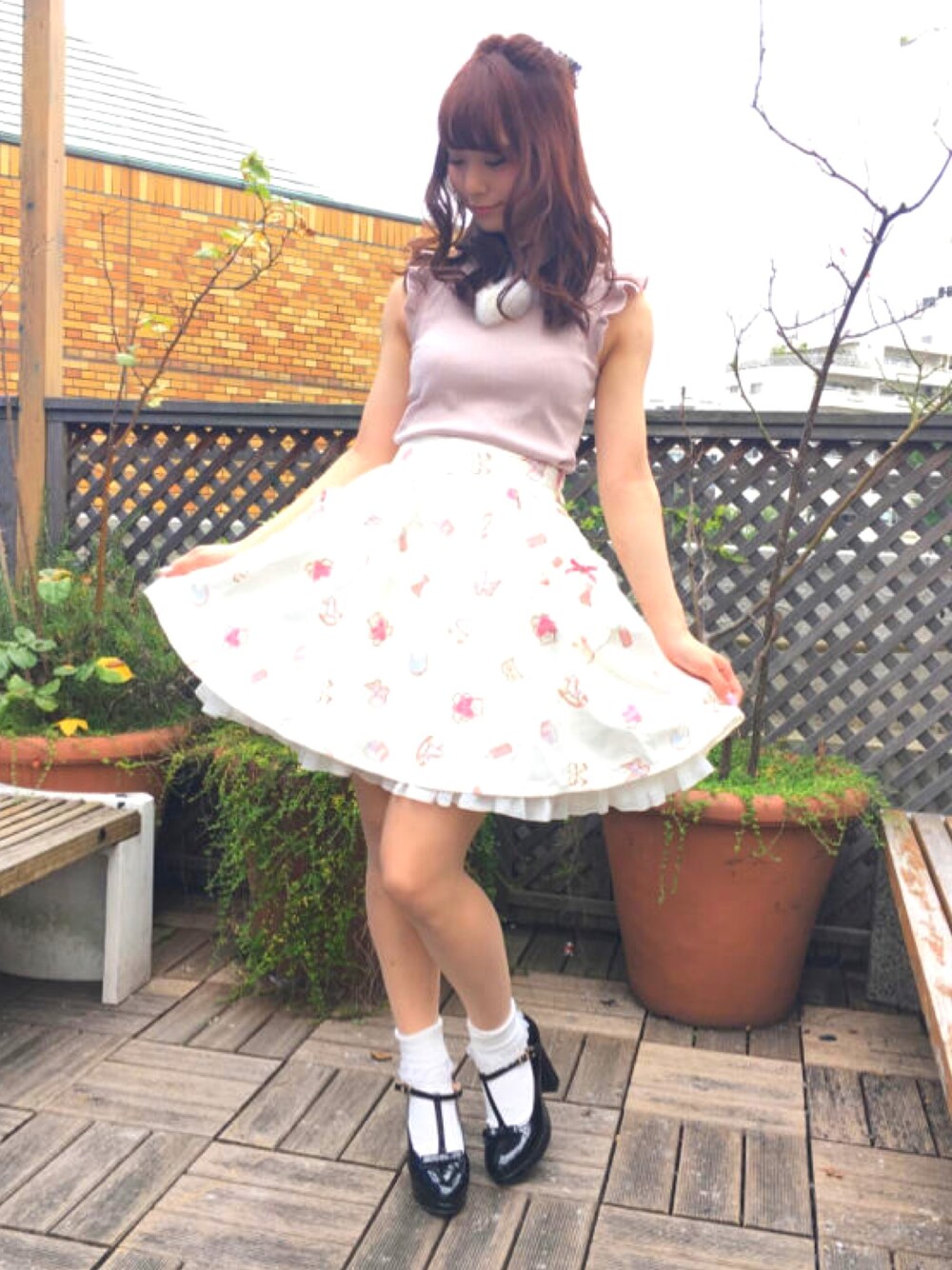 「ガーリー、pink、ポンポン、エナメルパンプス」｜「Ank Rougeのアイテム（Tシャツ/カットソー、ピンク系）」を使った、m a y u さん（レディース・158cm）の夏コーディネートの1枚目の写真